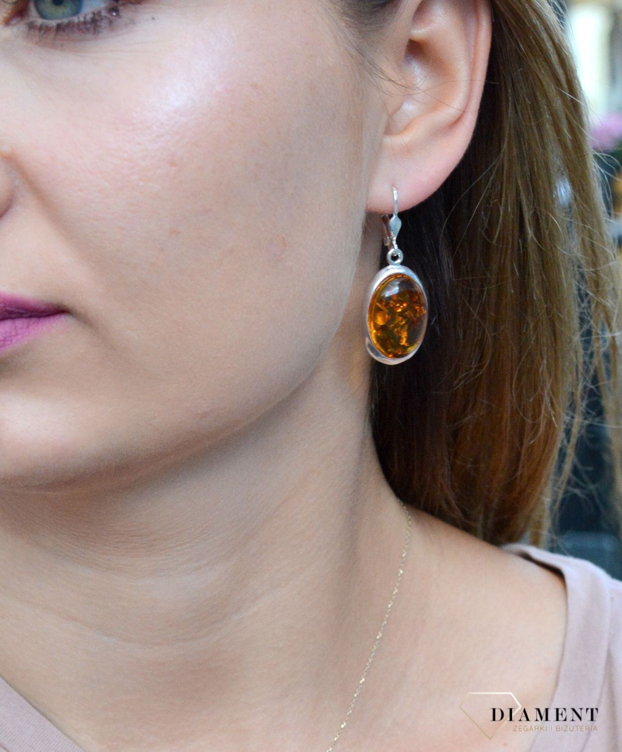 Kolczyki srebrne wiszące z dużym owalnym bursztynem DIA-KLC-7084-925. Srebrne kolczyki z bursztynem to modelem bardzo ciekawy, ponieważ dzięki ciepłej kolorystyce pięknie podkreśla on urodę.Charakteryzują się stylem wiszącym i.jpg