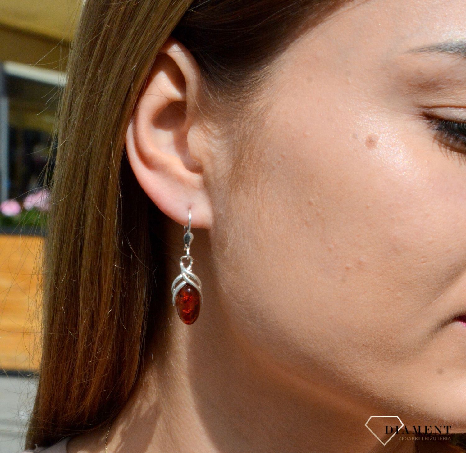 Kolczyki srebrne wiszące z owalnym bursztynem DIA-KLC-7085-925. Kolczyki srebrne wiszące z owalnym bursztynem . Srebrne kolczyki z bursztynem to modelem bardzo ciekawy, ponieważ dzięki ciepłej kolorystyce pięknie podkreśla on.jpg