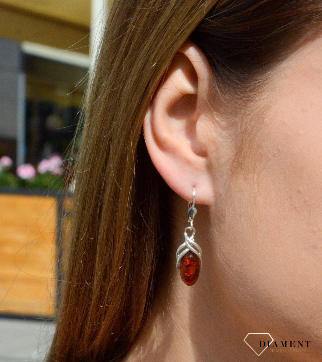 Kolczyki srebrne wiszące z owalnym bursztynem DIA-KLC-7085-925. Kolczyki srebrne wiszące z owalnym bursztynem . Srebrne kolczyki z bursztynem to modelem bardzo ciekawy, ponieważ dzięki ciepłej kolorystyce pięknie podkreśla on.jpg