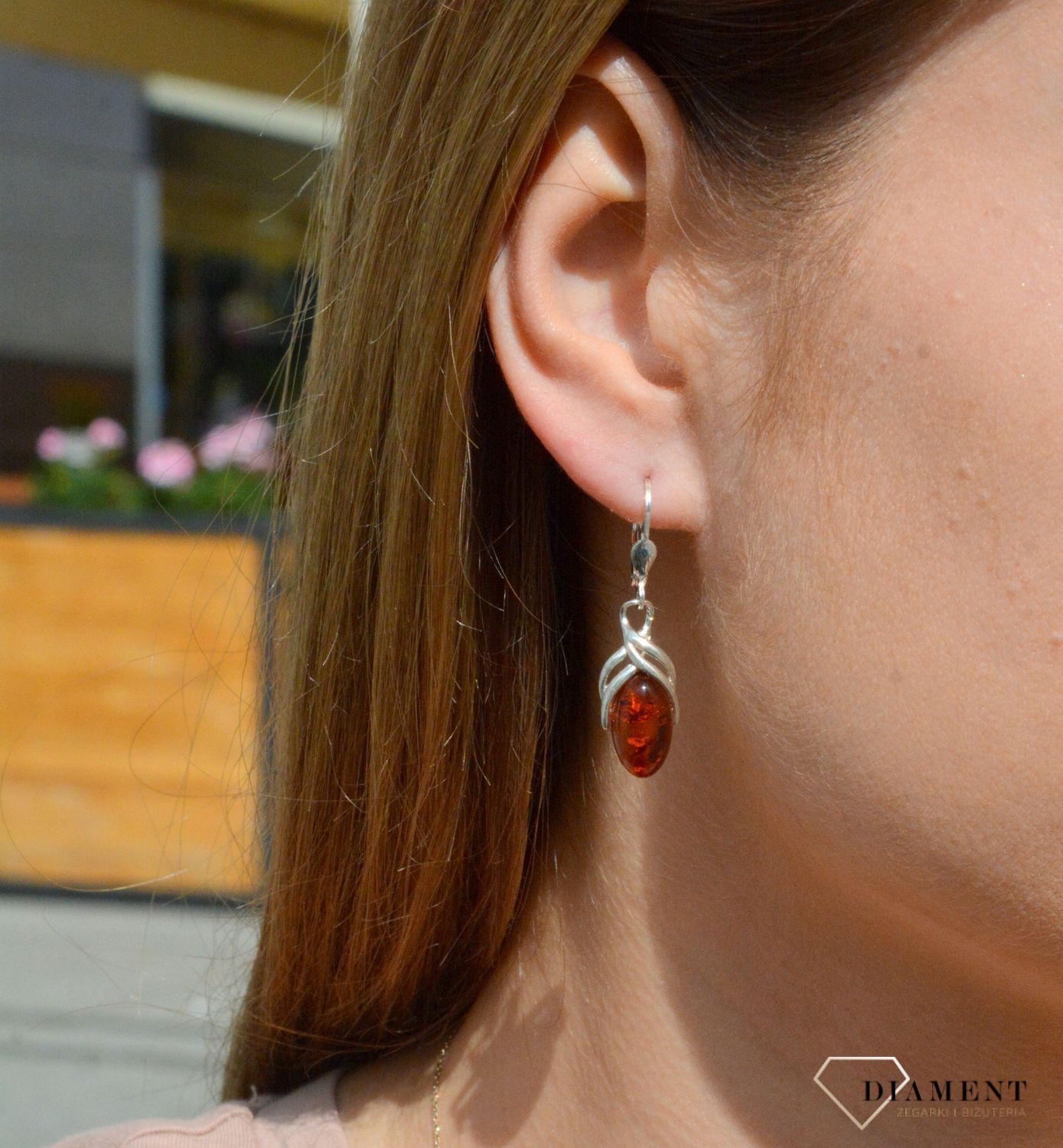 Kolczyki srebrne wiszące z owalnym bursztynem DIA-KLC-7085-925. Kolczyki srebrne wiszące z owalnym bursztynem . Srebrne kolczyki z bursztynem to modelem bardzo ciekawy, ponieważ dzięki ciepłej kolorystyce pięknie podkreśla on.jpg