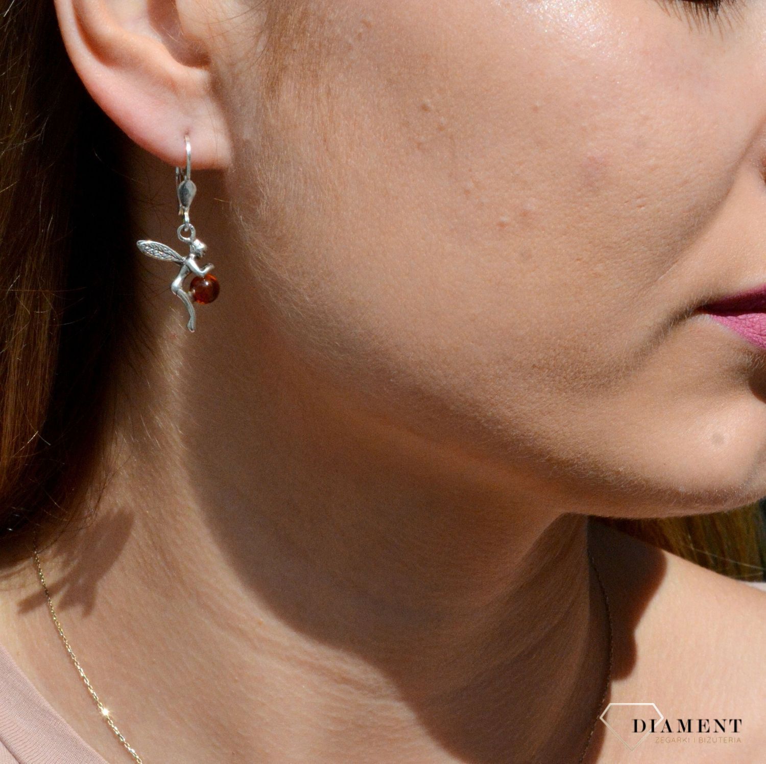 Kolczyki srebrne wiszące o kształcie aniołka z okrągłym bursztynem DIA-KLC-7086-925.  Srebrne kolczyki z bursztynem to modelem bardzo ciekawy, ponieważ dzięki ciepłej kolorystyce pięknie podkreśla on urodę. Charakteryzują się.jpg