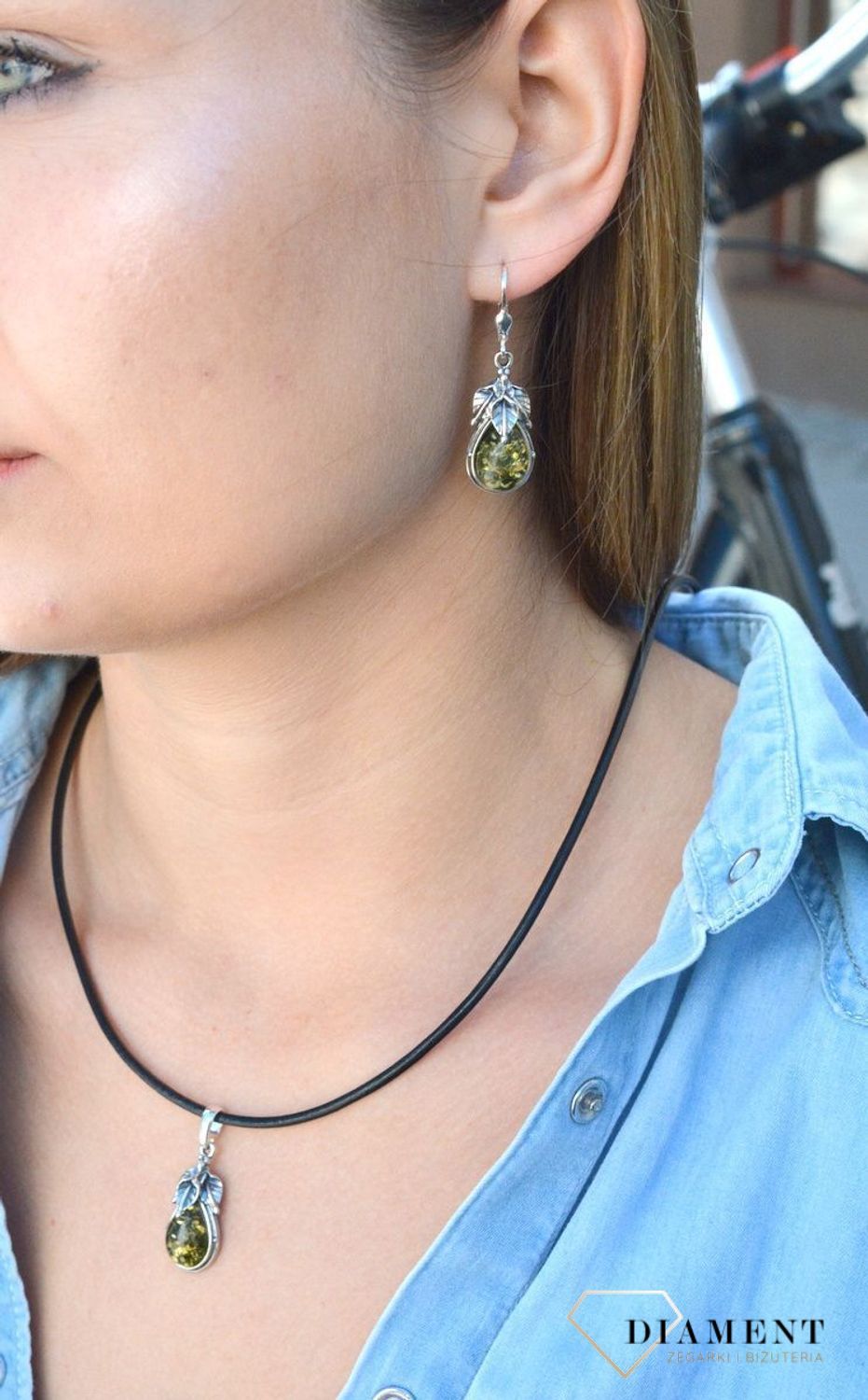 Kolczyki srebrne wiszące z zielonym bursztynem DIA-KLC-7088-925. Kolczyki wiszące srebrne. Kolczyki łezki. Kolczyki srebrne na bigiel. Bursztyn bałtycki. Kolczyki srebrne z bursztynem. Kolczyki srebrne idealne na prezent.jpg