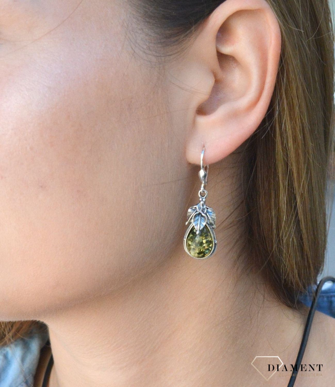 Kolczyki srebrne wiszące z zielonym bursztynem DIA-KLC-7088-925. Kolczyki wiszące srebrne. Kolczyki łezki. Kolczyki srebrne na bigiel. Bursztyn bałtycki. Kolczyki srebrne z bursztynem. Kolczyki srebrne idealne na prezent.jpg