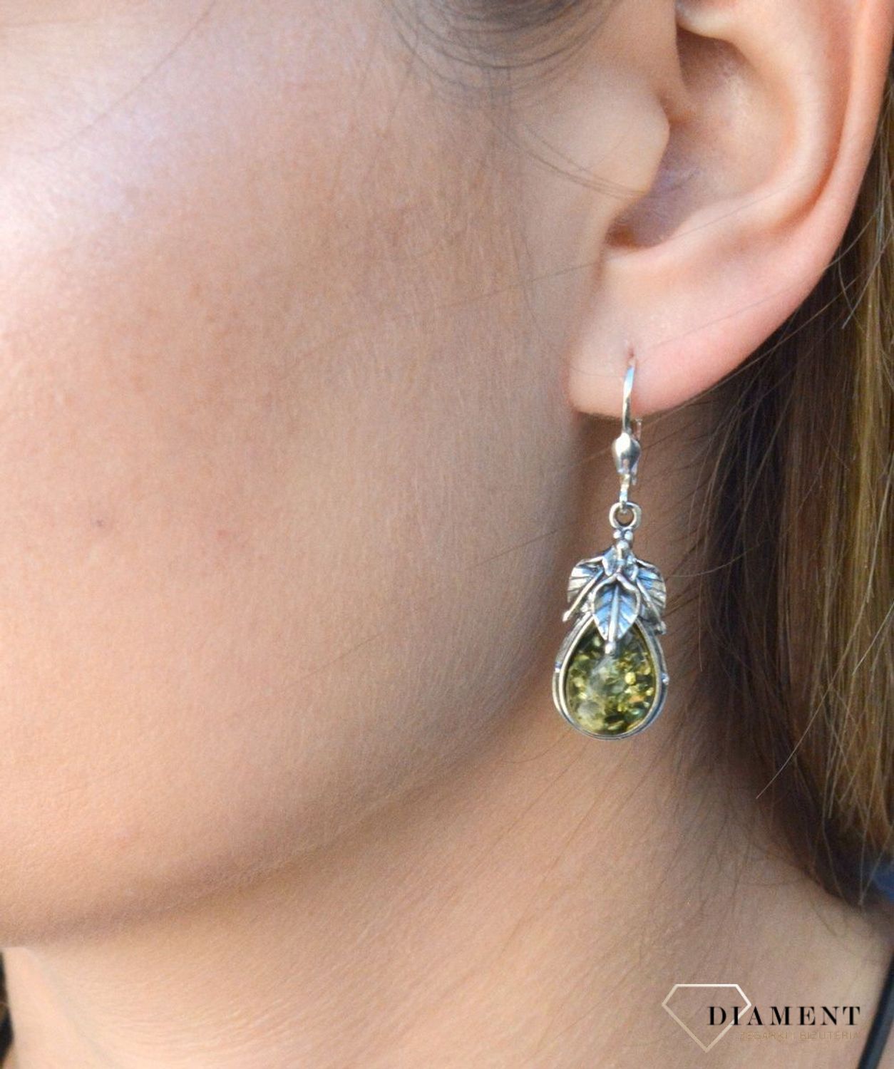 Kolczyki srebrne wiszące z zielonym bursztynem DIA-KLC-7088-925. Kolczyki wiszące srebrne. Kolczyki łezki. Kolczyki srebrne na bigiel. Bursztyn bałtycki. Kolczyki srebrne z bursztynem. Kolczyki srebrne idealne na prezent.jpg