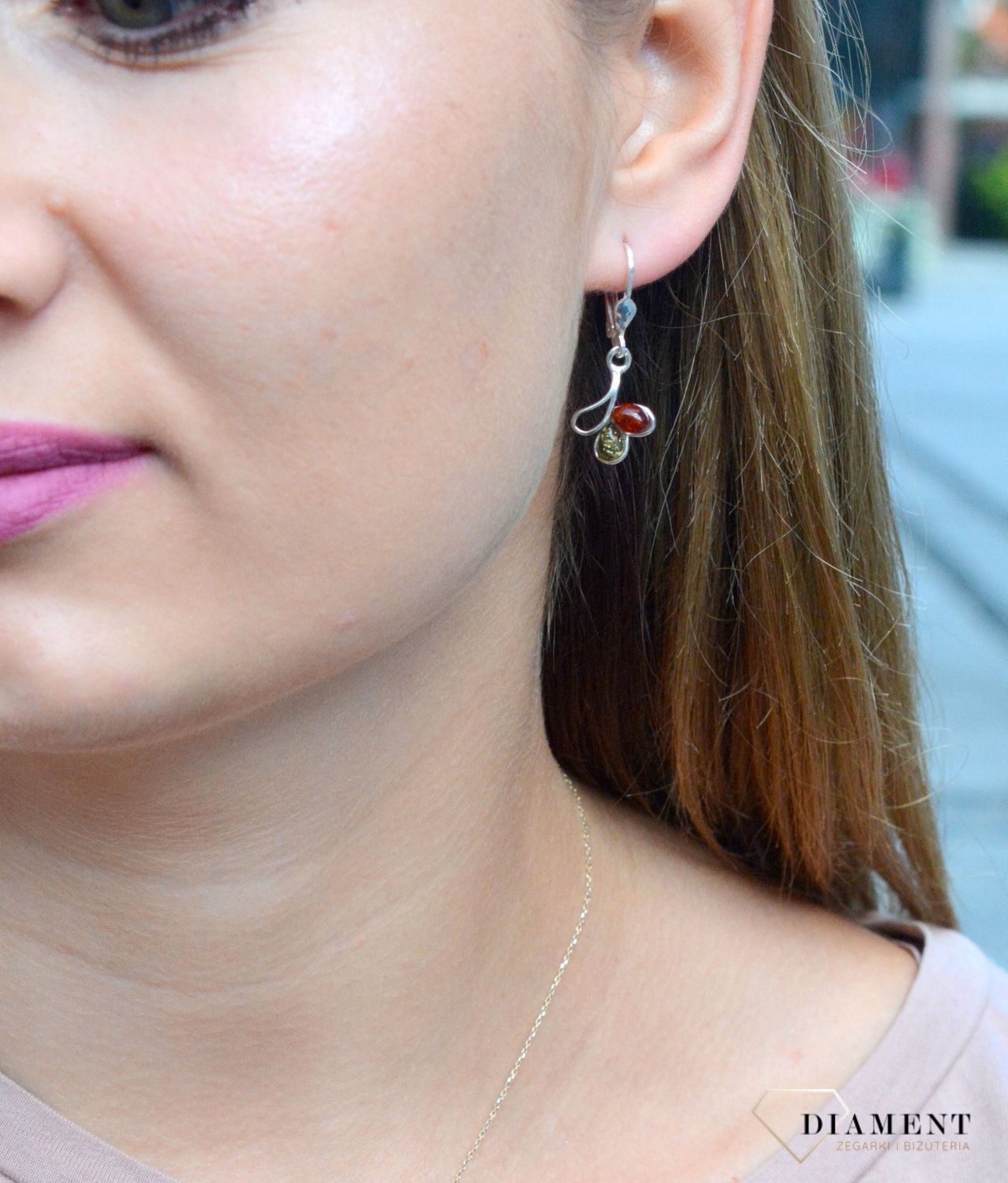 Kolczyki srebrne wiszące z kolorowymi bursztynami  DIA-KLC-7089-925. Srebrne kolczyki z bursztynem to modelem bardzo ciekawy, ponieważ dzięki ciepłej kolorystyce pięknie podkreśla on urodę. Charakteryzują się stylem wiszącym i.jpg