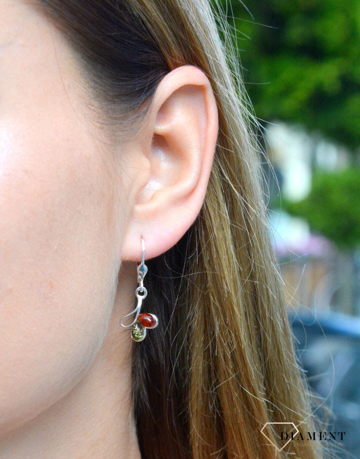 Kolczyki srebrne wiszące z kolorowymi bursztynami  DIA-KLC-7089-925. Srebrne kolczyki z bursztynem to modelem bardzo ciekawy, ponieważ dzięki ciepłej kolorystyce pięknie podkreśla on urodę. Charakteryzują się stylem wiszącym i.jpg