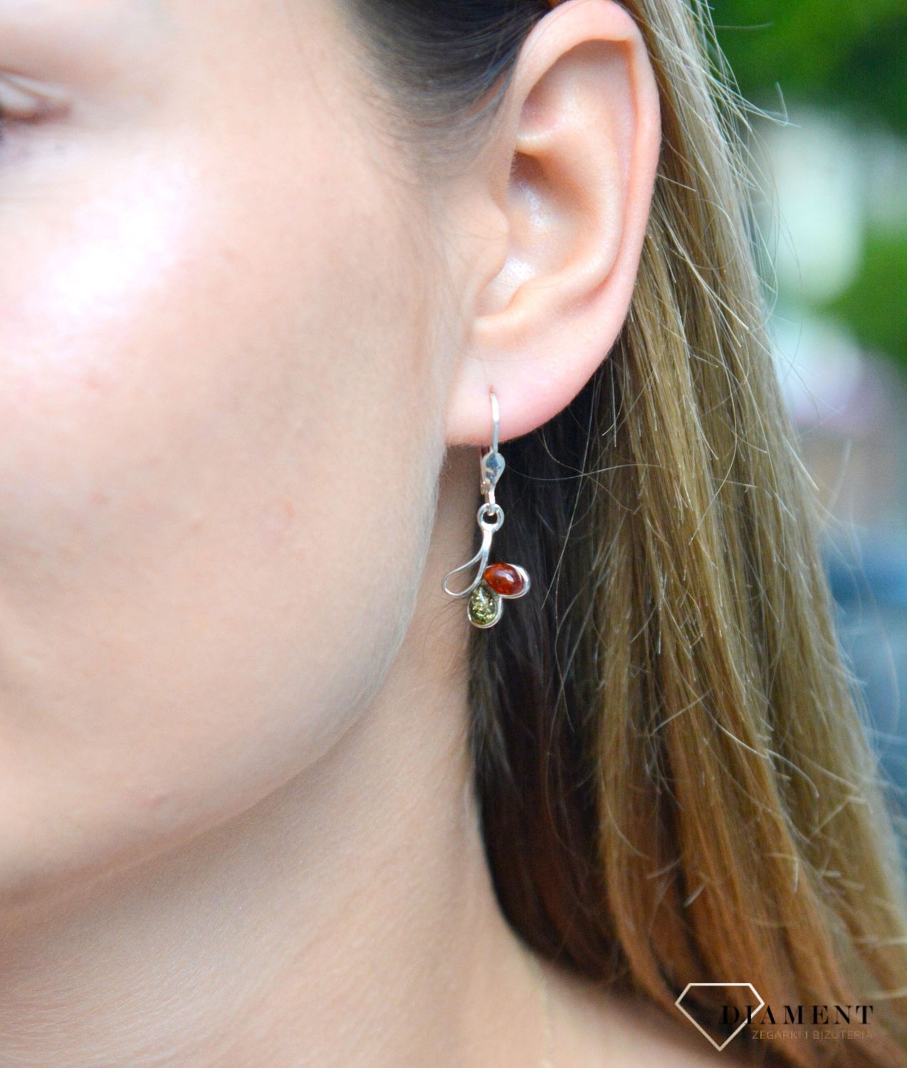 Kolczyki srebrne wiszące z kolorowymi bursztynami  DIA-KLC-7089-925. Srebrne kolczyki z bursztynem to modelem bardzo ciekawy, ponieważ dzięki ciepłej kolorystyce pięknie podkreśla on urodę. Charakteryzują się stylem wiszącym i.jpg