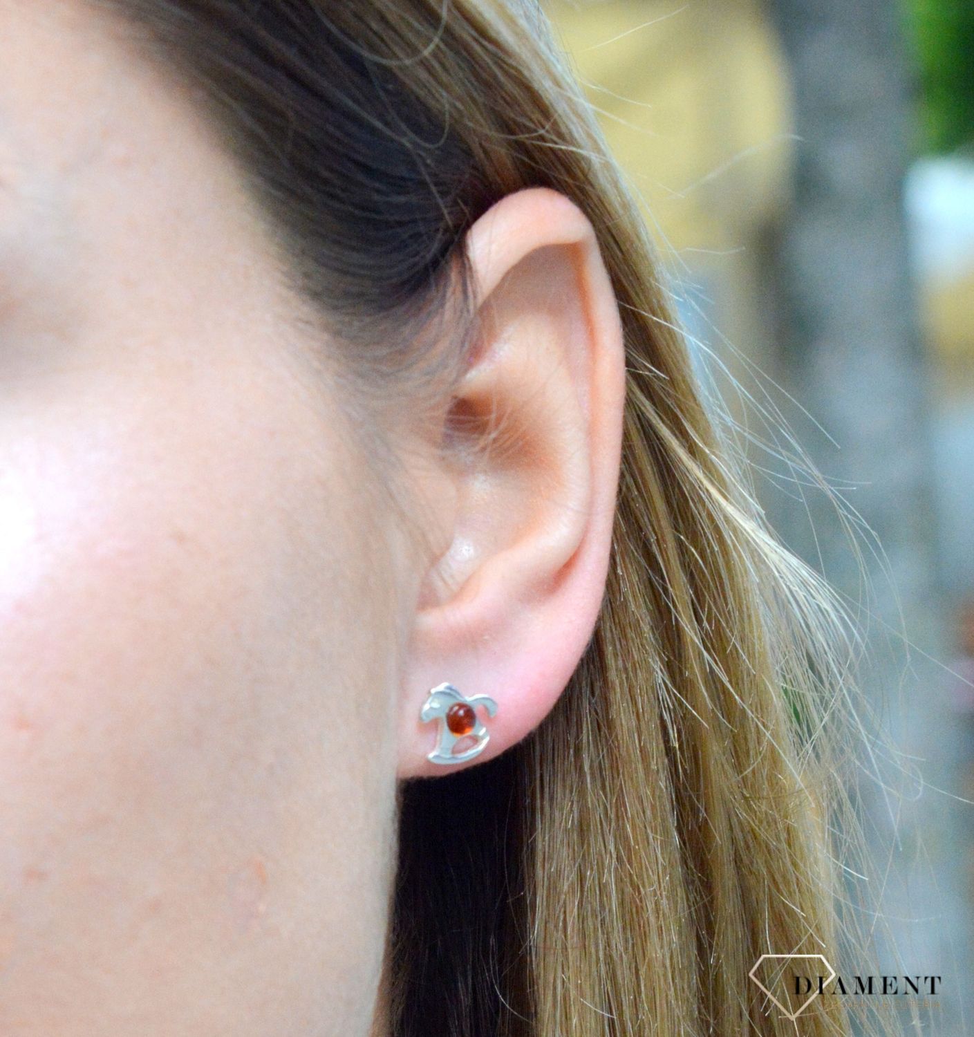 Kolczyki srebrne wkrętki konik na biegunach z bursztynem DIA-KLC-7092-925. Kolczyki konik na biegunach. Kolczyki wkrętki srebrne. Kolczyki srebrne na sztyft. Bursztyn bałtycki. Kolczyki srebrne z bursztynem. Kolczyki srebrne.jpg