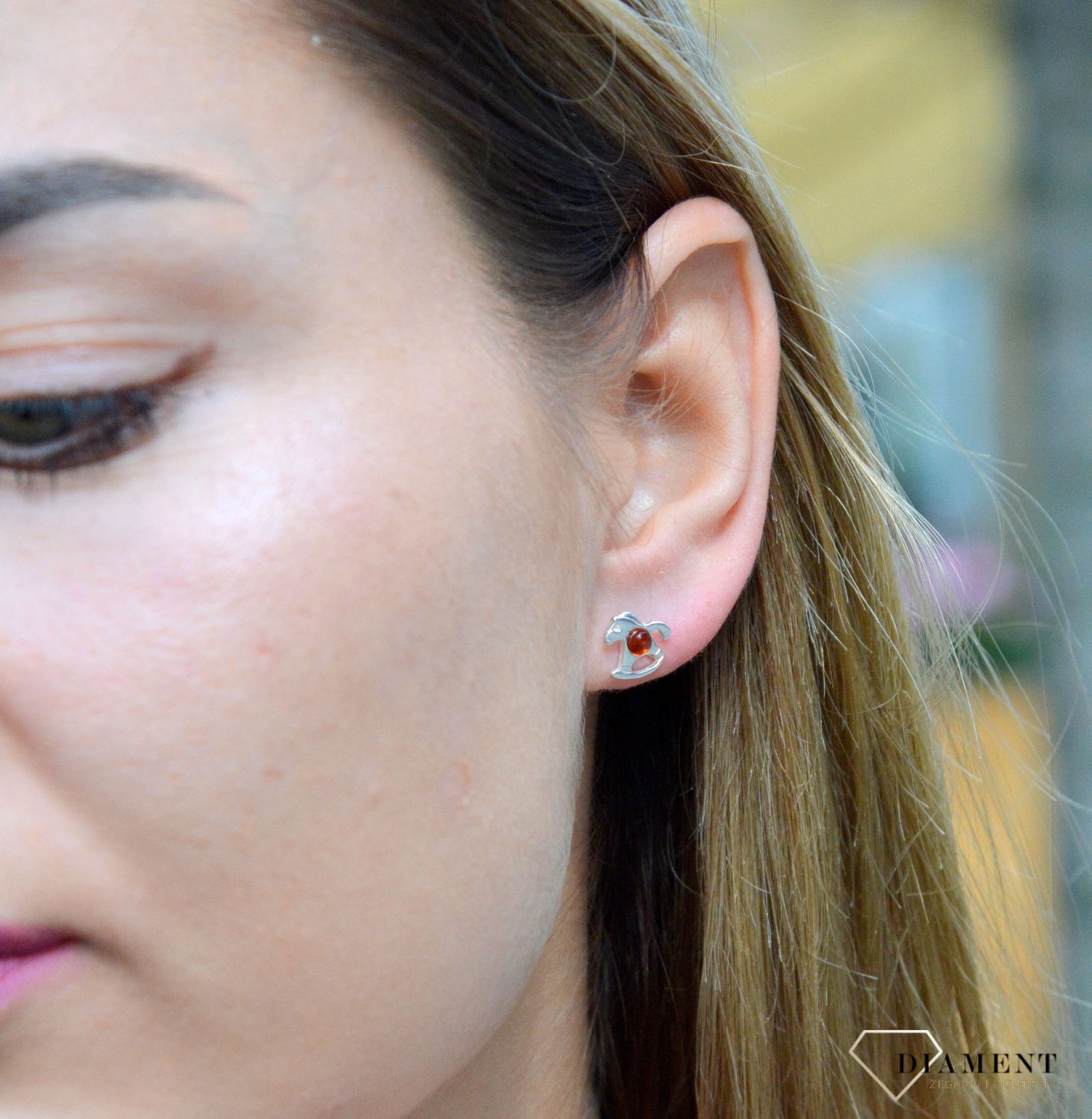 Kolczyki srebrne wkrętki konik na biegunach z bursztynem DIA-KLC-7092-925. Kolczyki konik na biegunach. Kolczyki wkrętki srebrne. Kolczyki srebrne na sztyft. Bursztyn bałtycki. Kolczyki srebrne z bursztynem. Kolczyki srebrne.jpg