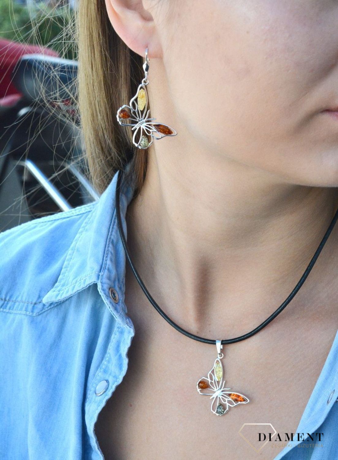 Kolczyki srebrne wiszące Bursztynowy motylek DIA-KLC-7093-925. Kolczyki wiszące srebrne. Kolczyki motyle. Kolczyki srebrne na bigiel. Bursztyn bałtycki. Kolczyki srebrne z bursztynem. Kolczyki srebrne idealne na prezent..jpg