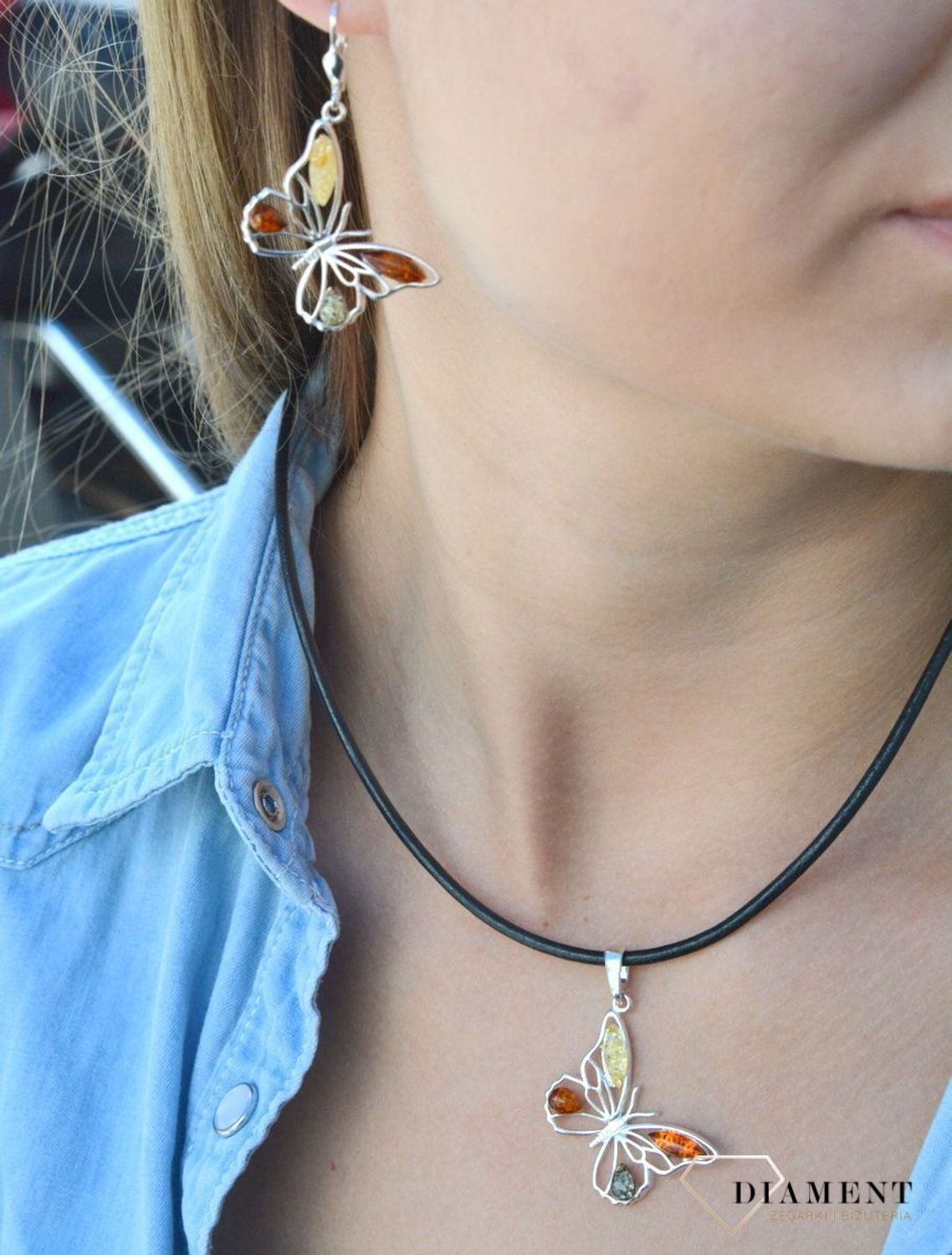 Kolczyki srebrne wiszące Bursztynowy motylek DIA-KLC-7093-925. Kolczyki wiszące srebrne. Kolczyki motyle. Kolczyki srebrne na bigiel. Bursztyn bałtycki. Kolczyki srebrne z bursztynem. Kolczyki srebrne idealne na prezent..jpg