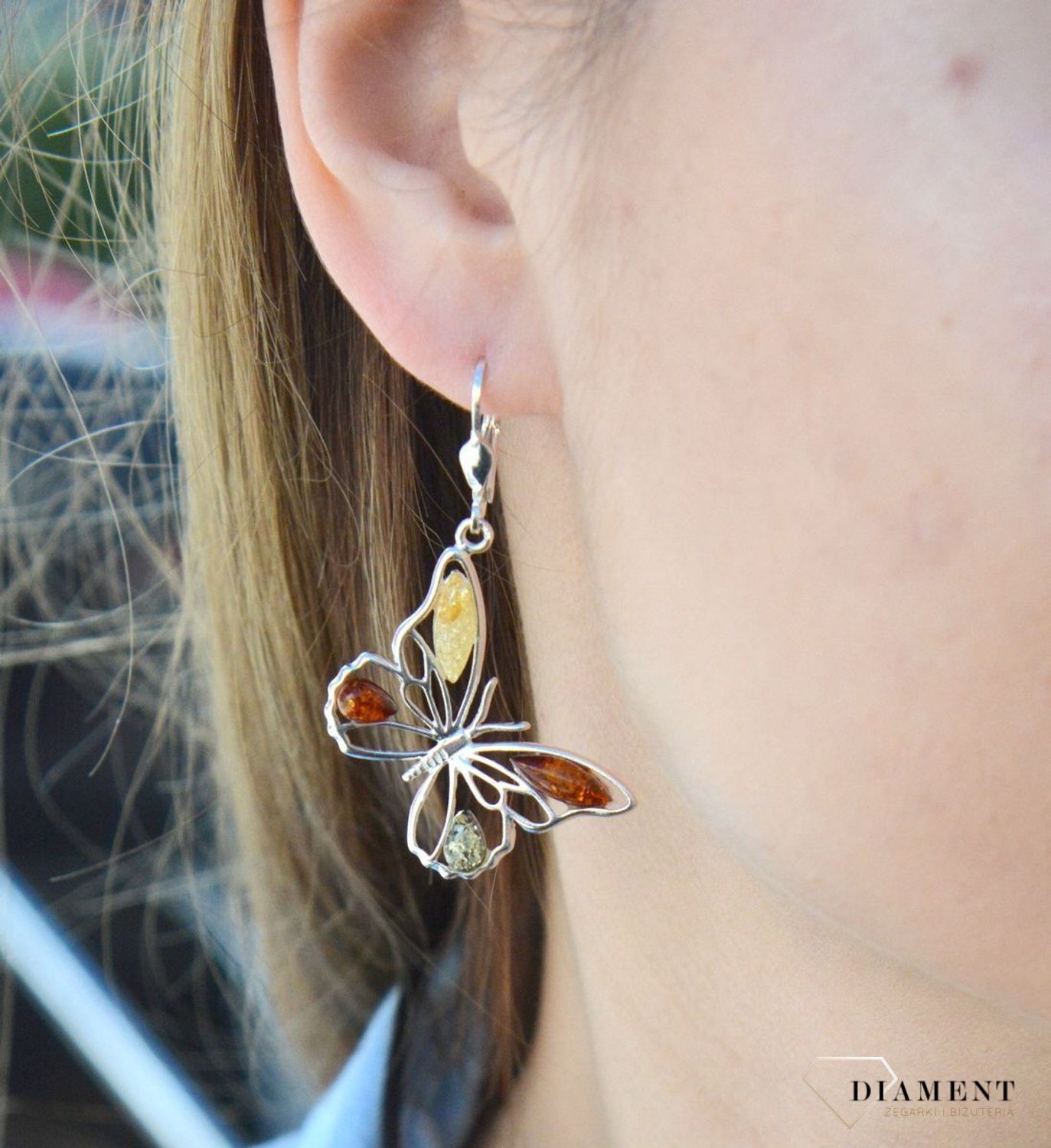Kolczyki srebrne wiszące Bursztynowy motylek DIA-KLC-7093-925. Kolczyki wiszące srebrne. Kolczyki motyle. Kolczyki srebrne na bigiel. Bursztyn bałtycki. Kolczyki srebrne z bursztynem. Kolczyki srebrne idealne na prezent..jpg