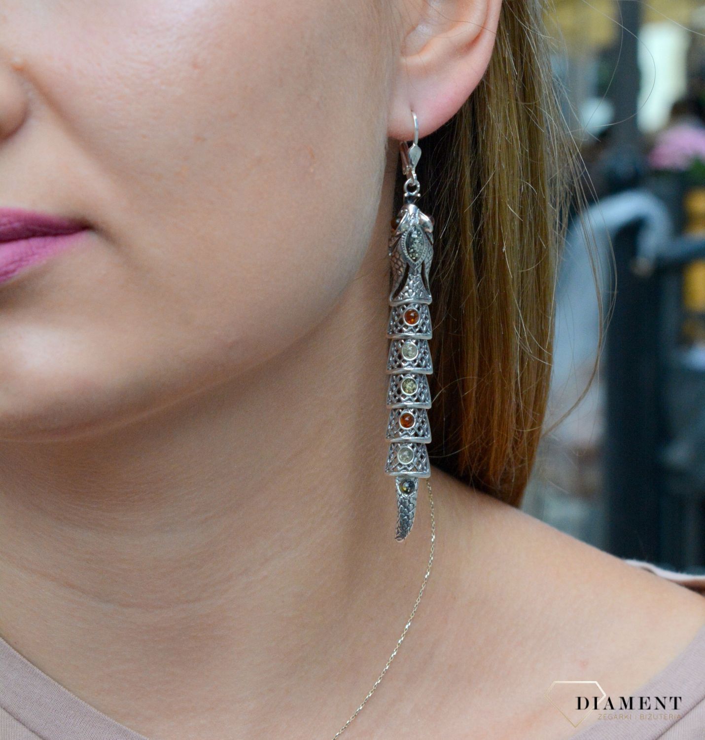 Kolczyki srebrne wiszące żmijki z bursztynami DIA-KLC-7094-925. Srebrne kolczyki z bursztynem to modelem bardzo ciekawy, ponieważ dzięki ciepłej kolorystyce pięknie podkreśla on urodę.Charakteryzują się stylem wiszącym  trady.jpg
