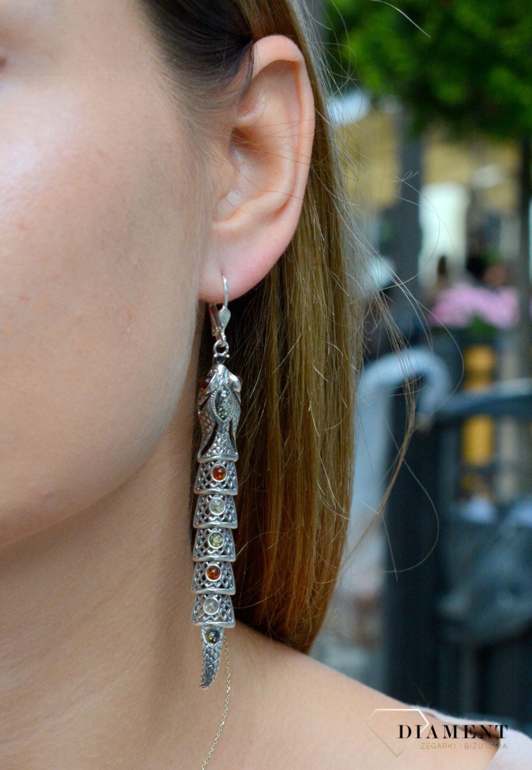 Kolczyki srebrne wiszące żmijki z bursztynami DIA-KLC-7094-925. Srebrne kolczyki z bursztynem to modelem bardzo ciekawy, ponieważ dzięki ciepłej kolorystyce pięknie podkreśla on urodę.Charakteryzują się stylem wiszącym  trady.jpg