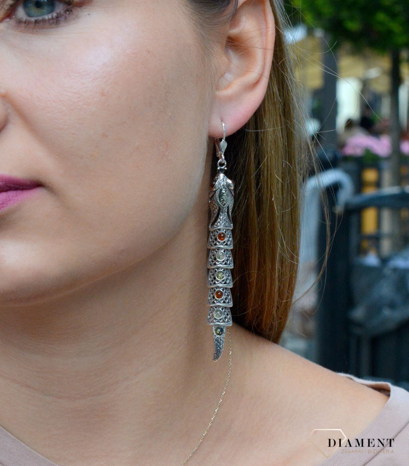 Kolczyki srebrne wiszące żmijki z bursztynami DIA-KLC-7094-925. Srebrne kolczyki z bursztynem to modelem bardzo ciekawy, ponieważ dzięki ciepłej kolorystyce pięknie podkreśla on urodę.Charakteryzują się stylem wiszącym  trady.jpg