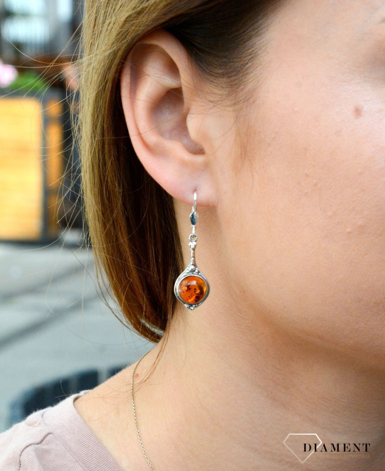 Kolczyki srebrne z bursztynem miodowym o owalnym kształcie DIA-KLC-7095-925. Srebrne kolczyki z bursztynem to modelem bardzo ciekawy, ponieważ dzięki ciepłej kolorystyce pięknie podkreśla on urodę.  Charakteryzują się stylem w.jpg