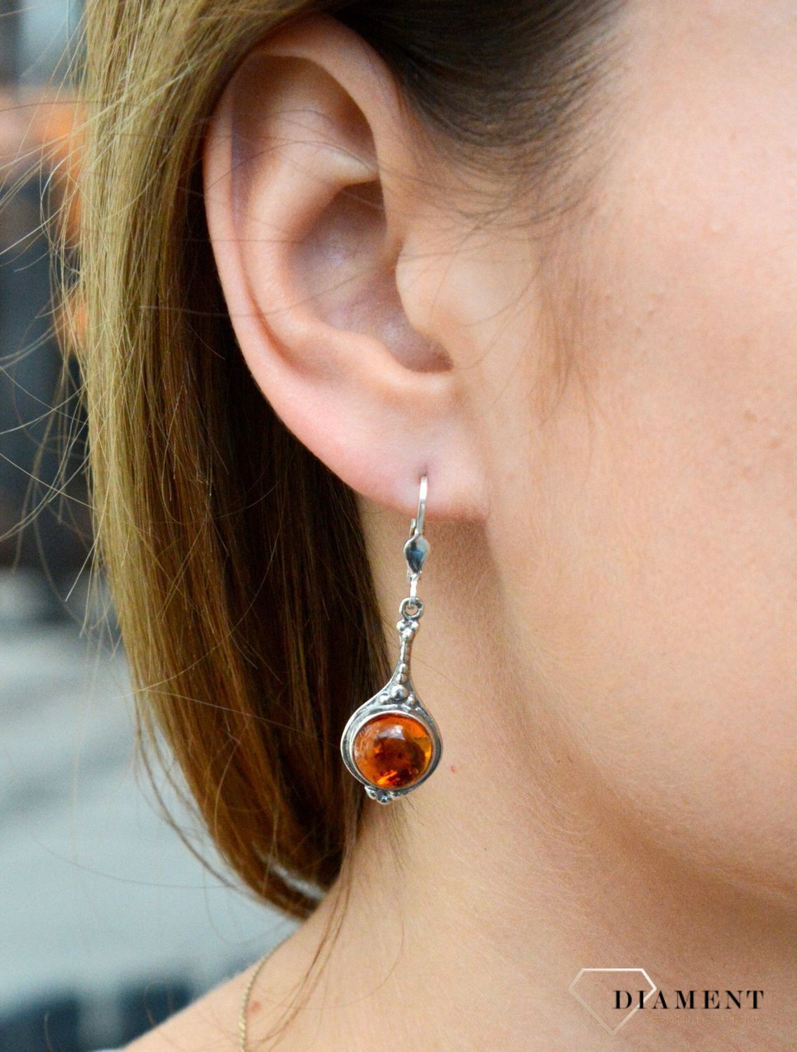 Kolczyki srebrne z bursztynem miodowym o owalnym kształcie DIA-KLC-7095-925. Srebrne kolczyki z bursztynem to modelem bardzo ciekawy, ponieważ dzięki ciepłej kolorystyce pięknie podkreśla on urodę.  Charakteryzują się stylem w.jpg