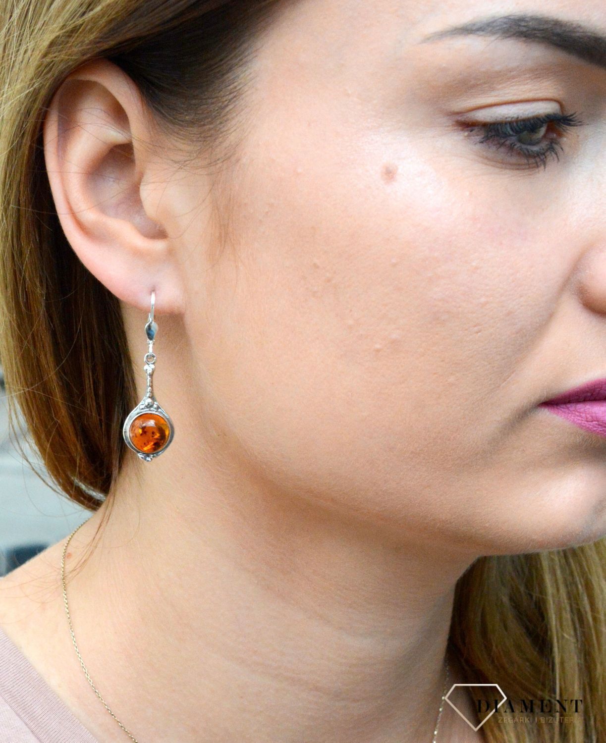 Kolczyki srebrne z bursztynem miodowym o owalnym kształcie DIA-KLC-7095-925. Srebrne kolczyki z bursztynem to modelem bardzo ciekawy, ponieważ dzięki ciepłej kolorystyce pięknie podkreśla on urodę.  Charakteryzują się stylem w.jpg