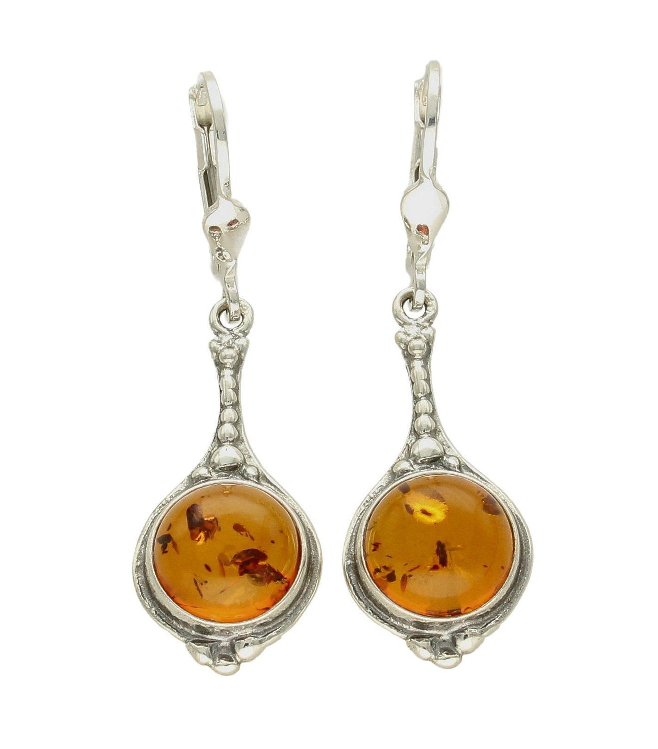 Kolczyki srebrne z bursztynem miodowym o owalnym kształcie DIA-KLC-7095-925. Srebrne kolczyki z bursztynem to modelem bardzo ciekawy, ponieważ dzięki ciepłej kolorystyce pięknie podkreśla on urodę.  Charakteryzują się stylem w.jpg