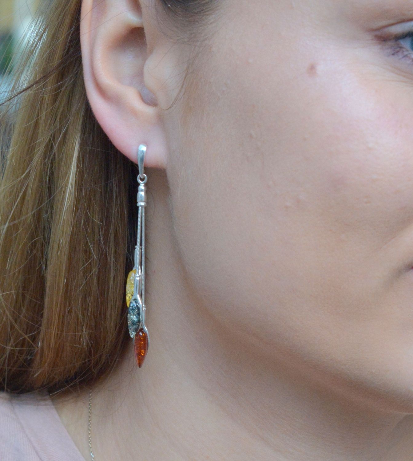 Kolczyki srebrne wiszące na lineczkach z bursztynami DIA-KLC-7097-925.  Srebrne kolczyki z bursztynami w kształcie sopelków to modelem bardzo ciekawy, ponieważ dzięki ciepłej kolorystyce pięknie podkreśla on urodę. Charaktery.jpg