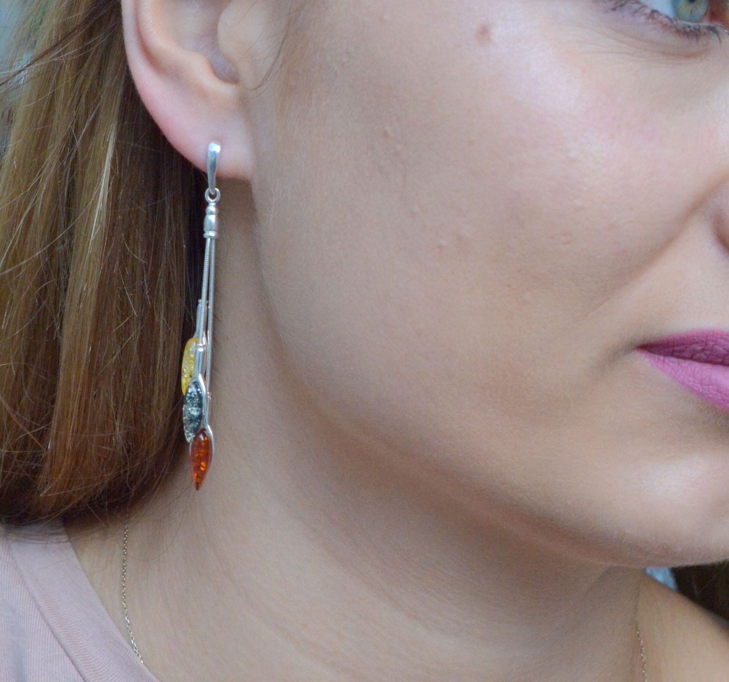 Kolczyki srebrne wiszące na lineczkach z bursztynami DIA-KLC-7097-925.  Srebrne kolczyki z bursztynami w kształcie sopelków to modelem bardzo ciekawy, ponieważ dzięki ciepłej kolorystyce pięknie podkreśla on urodę. Charaktery.jpg