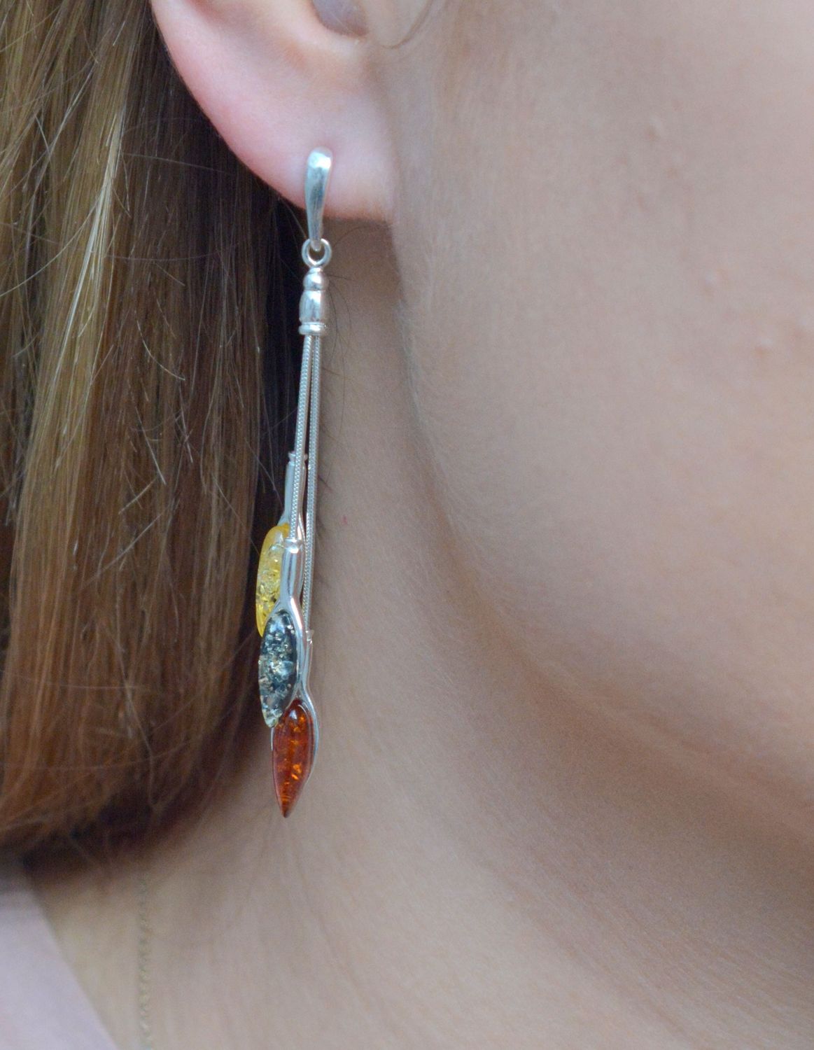 Kolczyki srebrne wiszące na lineczkach z bursztynami DIA-KLC-7097-925.  Srebrne kolczyki z bursztynami w kształcie sopelków to modelem bardzo ciekawy, ponieważ dzięki ciepłej kolorystyce pięknie podkreśla on urodę. Charaktery.jpg