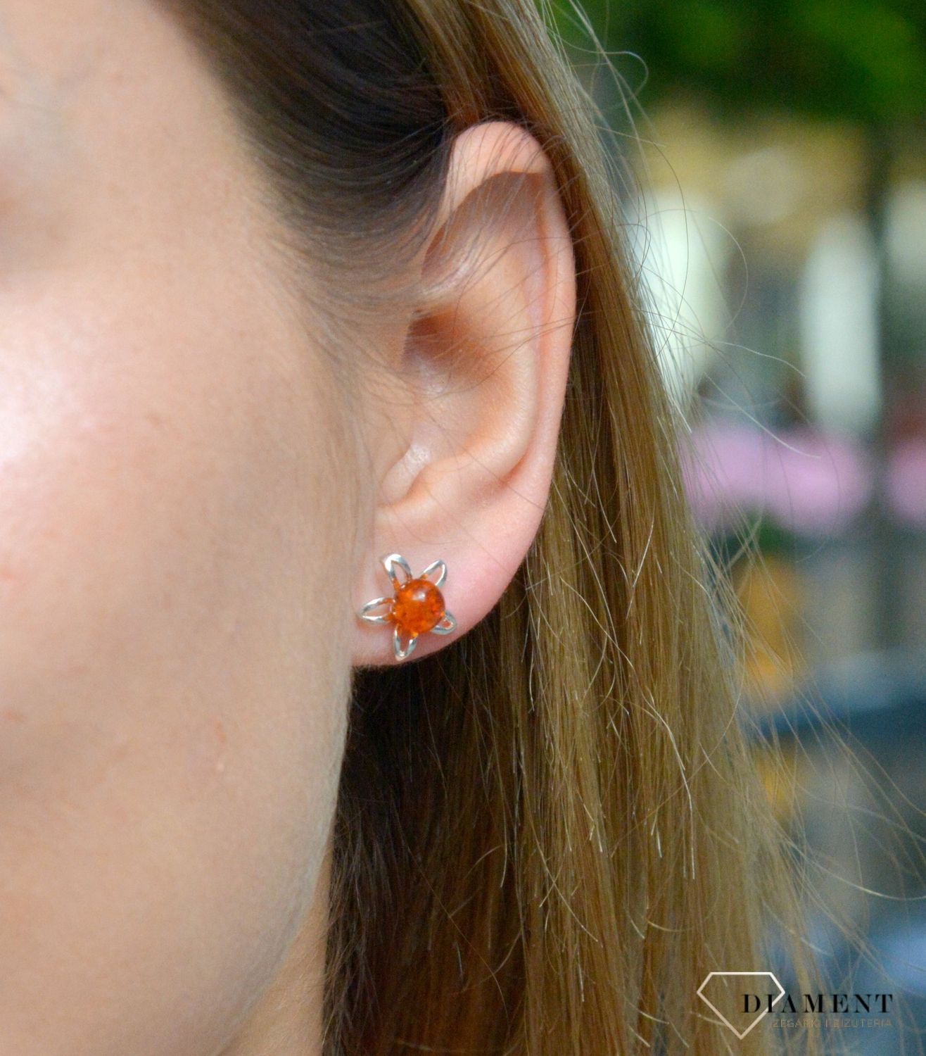 Kolczyki srebrne wkrętki kwiatki z bursztynem bałtyckim DIA-KLC-7098-925. Kolczyki wkrętki srebrne. Kolczyki srebrne na sztyft. Bursztyn bałtycki. Kolczyki srebrne z bursztynem. Kolczyki srebrne idealne na prezent.jpg