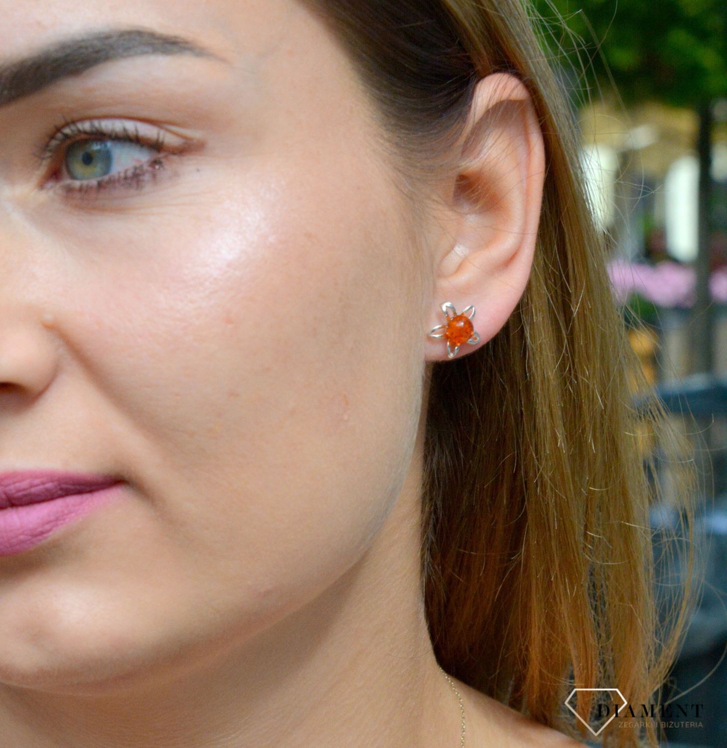 Kolczyki srebrne wkrętki kwiatki z bursztynem bałtyckim DIA-KLC-7098-925. Kolczyki wkrętki srebrne. Kolczyki srebrne na sztyft. Bursztyn bałtycki. Kolczyki srebrne z bursztynem. Kolczyki srebrne idealne na prezent.jpg