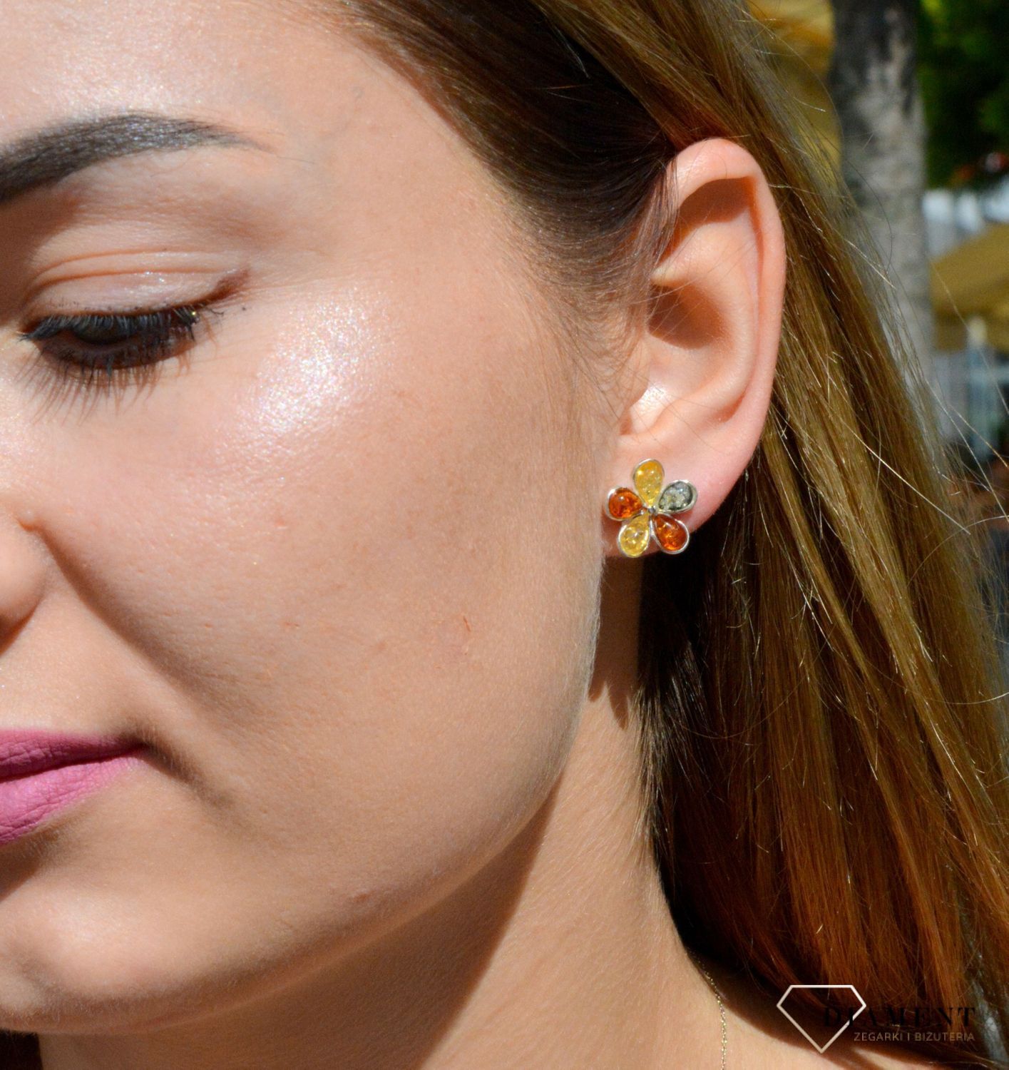 Kolczyki srebrne wkrętki Kwiatki z kolorowymi bursztynami DIA-KLC-7099-925. Charakteryzują się stylem klasycznym i zapięciem na wygodny sztyft. Oprawa elementu ozdobnego, wykonana ze srebra, ma efektowny kształt.Kolczyki z bu.jpg