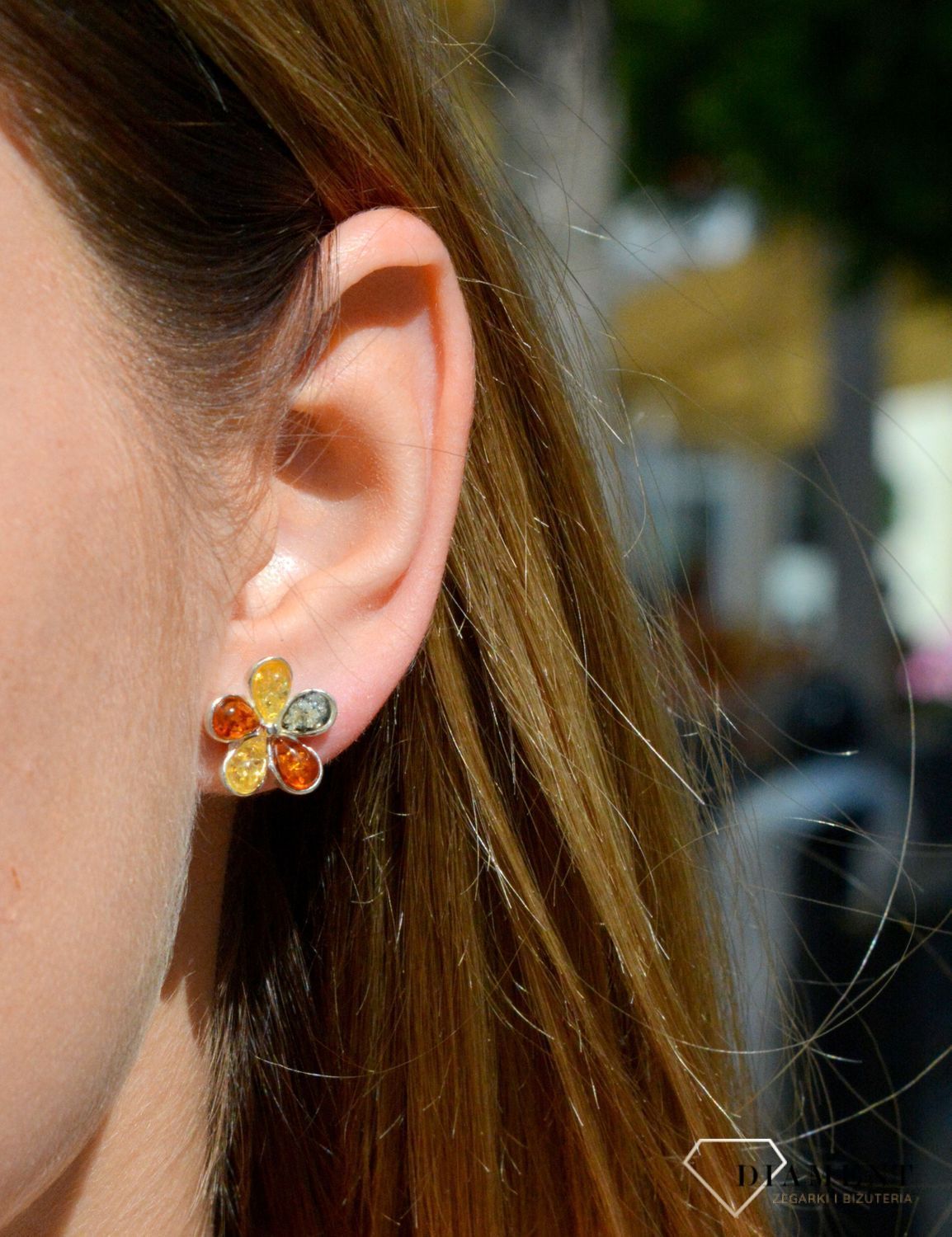 Kolczyki srebrne wkrętki Kwiatki z kolorowymi bursztynami DIA-KLC-7099-925. Charakteryzują się stylem klasycznym i zapięciem na wygodny sztyft. Oprawa elementu ozdobnego, wykonana ze srebra, ma efektowny kształt.Kolczyki z bu.jpg