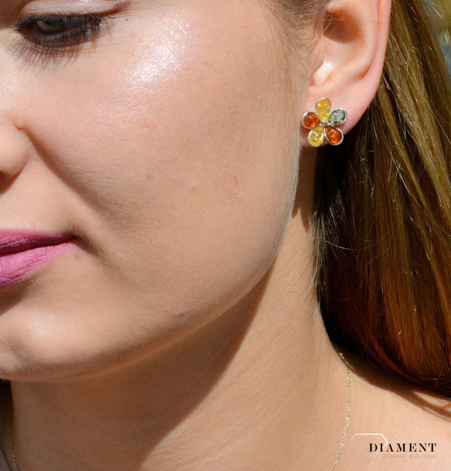 Kolczyki srebrne wkrętki Kwiatki z kolorowymi bursztynami DIA-KLC-7099-925. Charakteryzują się stylem klasycznym i zapięciem na wygodny sztyft. Oprawa elementu ozdobnego, wykonana ze srebra, ma efektowny kształt.Kolczyki z bu.jpg