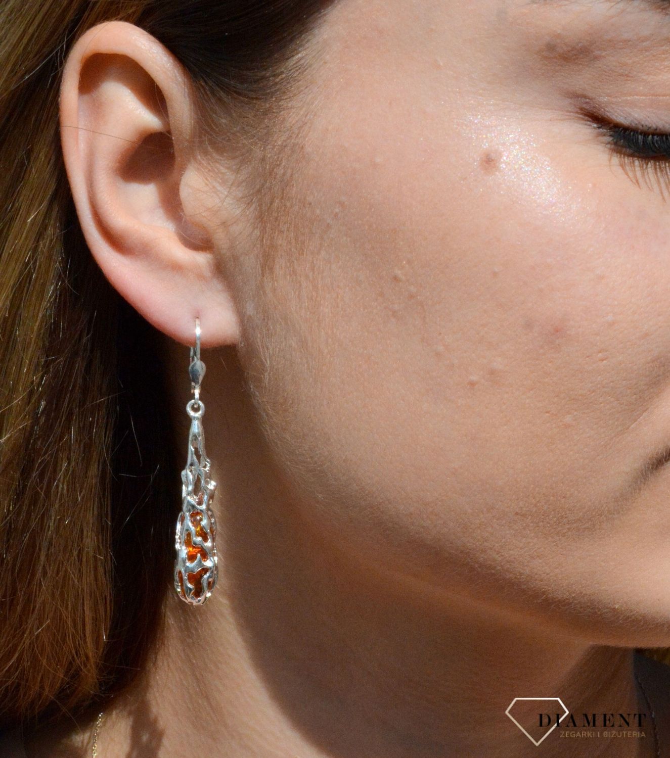 Kolczyki srebrne wiszące sopelki z bursztynem miodowym DIA-KLC-7100-925. Srebrne kolczyki z bursztynem to modelem bardzo ciekawy, ponieważ dzięki ciepłej kolorystyce pięknie podkreśla on urodę..jpg