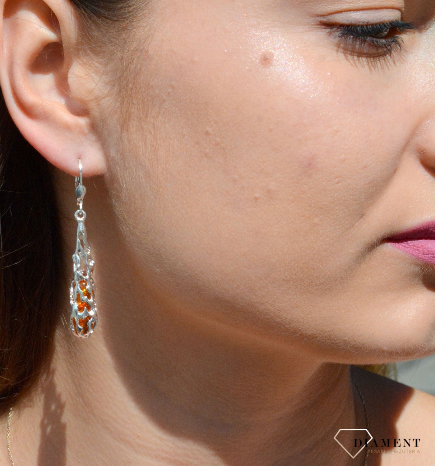 Kolczyki srebrne wiszące sopelki z bursztynem miodowym DIA-KLC-7100-925. Srebrne kolczyki z bursztynem to modelem bardzo ciekawy, ponieważ dzięki ciepłej kolorystyce pięknie podkreśla on urodę..jpg