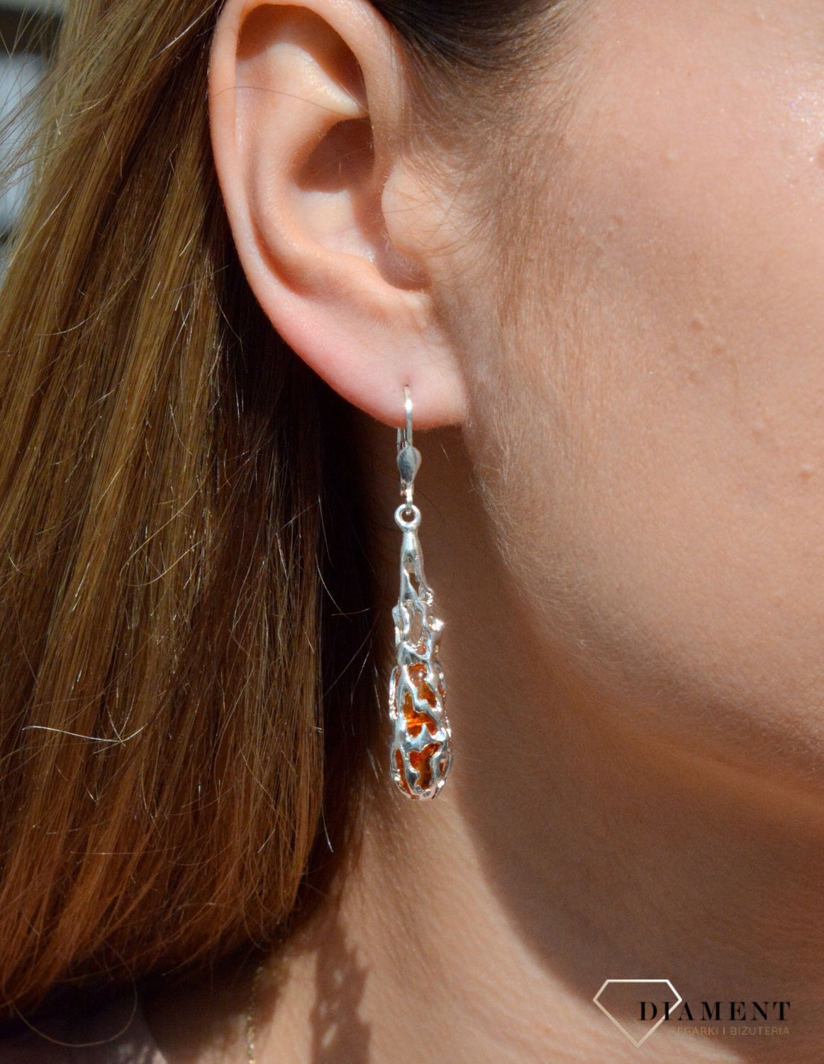 Kolczyki srebrne wiszące sopelki z bursztynem miodowym DIA-KLC-7100-925. Srebrne kolczyki z bursztynem to modelem bardzo ciekawy, ponieważ dzięki ciepłej kolorystyce pięknie podkreśla on urodę..jpg