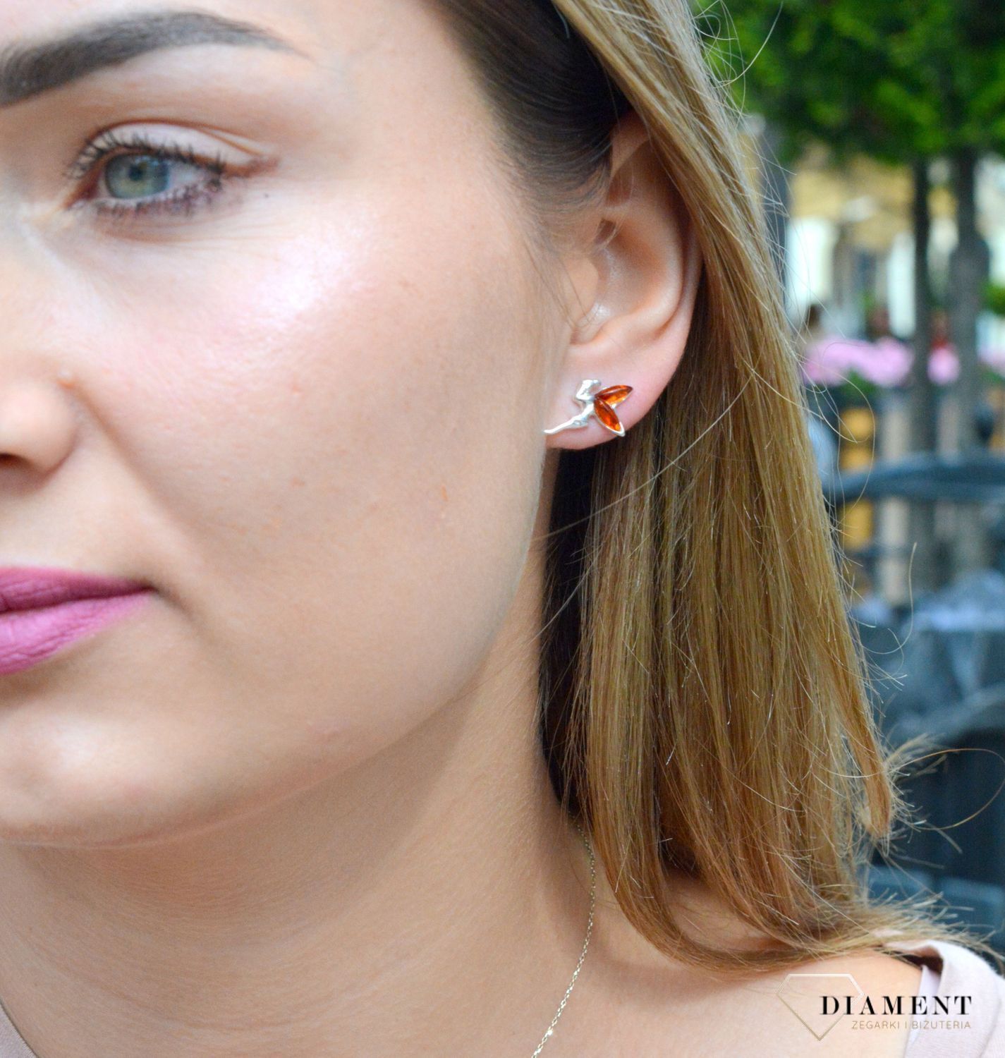 Kolczyki srebrne wkrętki aniołek z bursztynowymi skrzydełkami DIA-KLC-7103-925. Srebrne kolczyki z bursztynem to modelem bardzo ciekawy, ponieważ dzięki ciepłej kolorystyce pięknie podkreśla on urodę. Charakteryzują się stylem.jpg