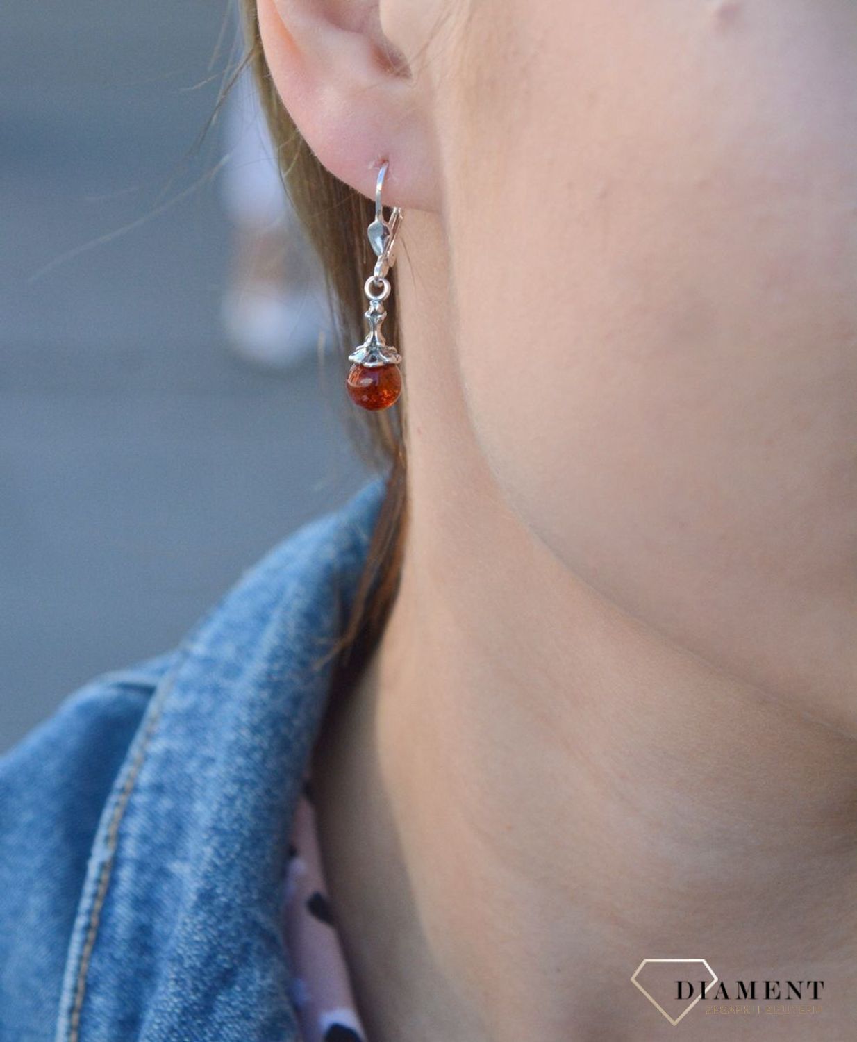 Kolczyki srebrne wiszące Bursztynowa kuleczka DIA-KLC-7104-925.jpg