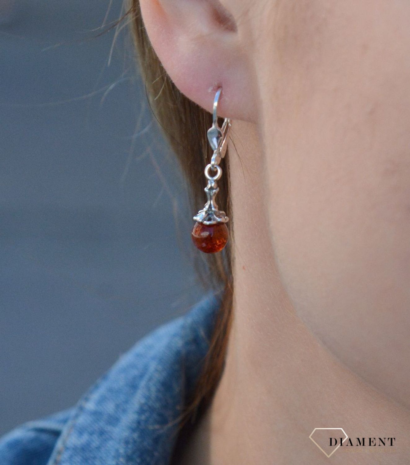 Kolczyki srebrne wiszące Bursztynowa kuleczka DIA-KLC-7104-925.jpg