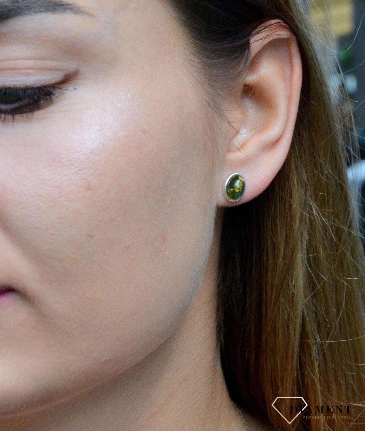 Kolczyki srebrne wkrętki z zielonym bursztynem  DIA-KLC-7105-925. Srebrne kolczyki z bursztynem to modelem bardzo ciekawy, ponieważ dzięki ciepłej kolorystyce pięknie podkreśla on urodę. Charakteryzują się stylem klasycznym i.jpg
