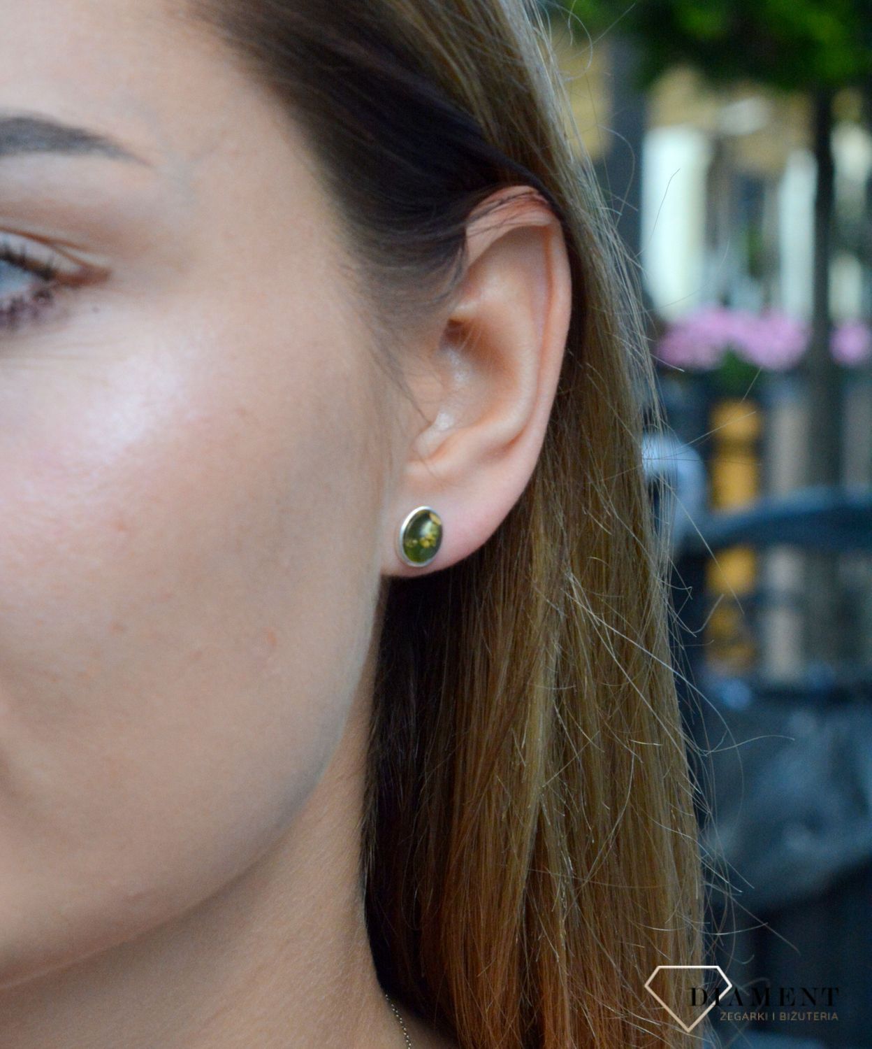 Kolczyki srebrne wkrętki z zielonym bursztynem  DIA-KLC-7105-925. Srebrne kolczyki z bursztynem to modelem bardzo ciekawy, ponieważ dzięki ciepłej kolorystyce pięknie podkreśla on urodę. Charakteryzują się stylem klasycznym i.jpg