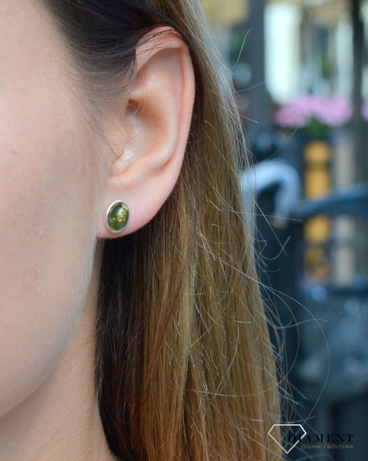 Kolczyki srebrne wkrętki z zielonym bursztynem  DIA-KLC-7105-925. Srebrne kolczyki z bursztynem to modelem bardzo ciekawy, ponieważ dzięki ciepłej kolorystyce pięknie podkreśla on urodę. Charakteryzują się stylem klasycznym i.jpg