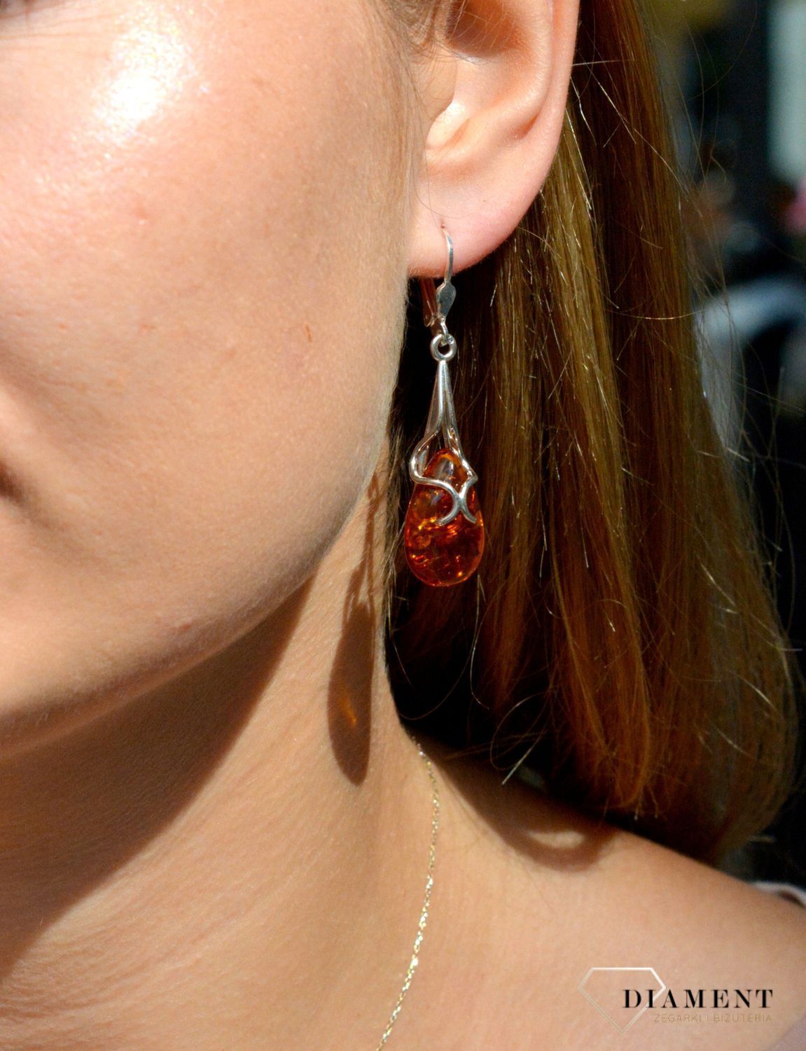 Kolczyki srebrne z bursztynem miodowym w kształcie łezki DIA-KLC-7106-925. Srebrne kolczyki z bursztynem to modelem bardzo ciekawy, ponieważ dzięki ciepłej kolorystyce pięknie podkreśla on urodę. Oprawa elementu ozdobnego, wyk.jpg
