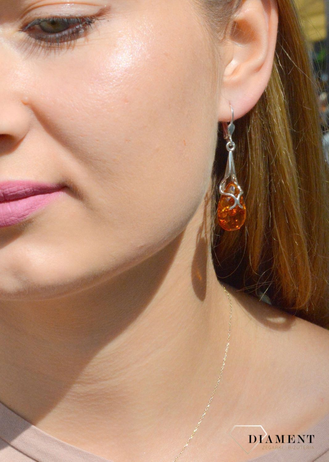 Kolczyki srebrne z bursztynem miodowym w kształcie łezki DIA-KLC-7106-925. Srebrne kolczyki z bursztynem to modelem bardzo ciekawy, ponieważ dzięki ciepłej kolorystyce pięknie podkreśla on urodę. Oprawa elementu ozdobnego, wyk.jpg
