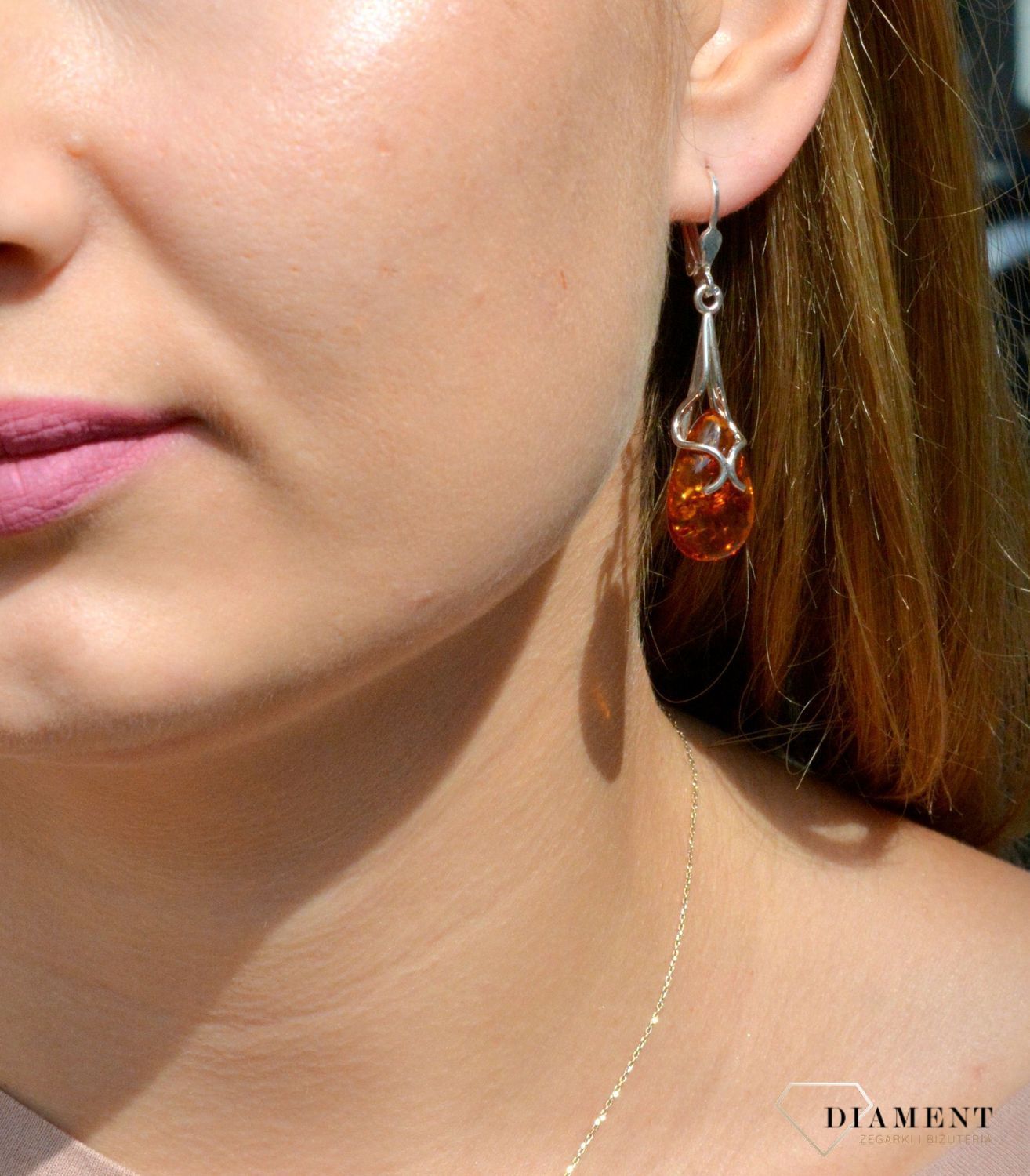 Kolczyki srebrne z bursztynem miodowym w kształcie łezki DIA-KLC-7106-925. Srebrne kolczyki z bursztynem to modelem bardzo ciekawy, ponieważ dzięki ciepłej kolorystyce pięknie podkreśla on urodę. Oprawa elementu ozdobnego, wyk.jpg