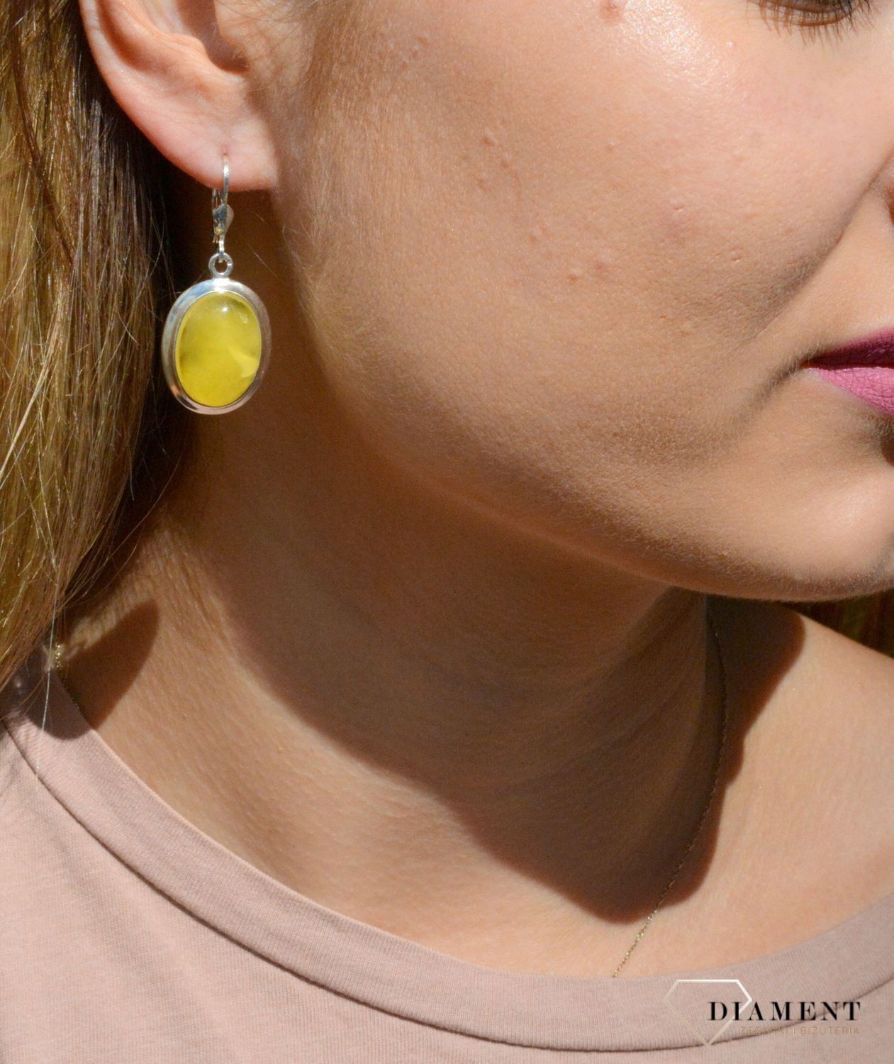 Kolczyki srebrne wiszące z żółtym bursztynem DIA-KLC-7107-925. Srebrne kolczyki z bursztynem to modelem bardzo ciekawy, ponieważ dzięki ciepłej kolorystyce pięknie podkreśla on urodę. Charakteryzują się stylem wiszącym i zawi.jpg