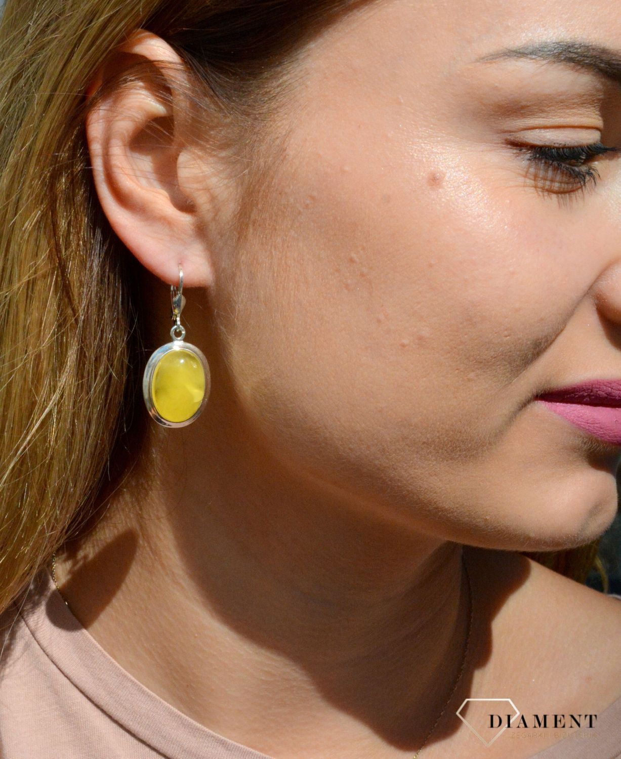 Kolczyki srebrne wiszące z żółtym bursztynem DIA-KLC-7107-925. Srebrne kolczyki z bursztynem to modelem bardzo ciekawy, ponieważ dzięki ciepłej kolorystyce pięknie podkreśla on urodę. Charakteryzują się stylem wiszącym i zawi.jpg