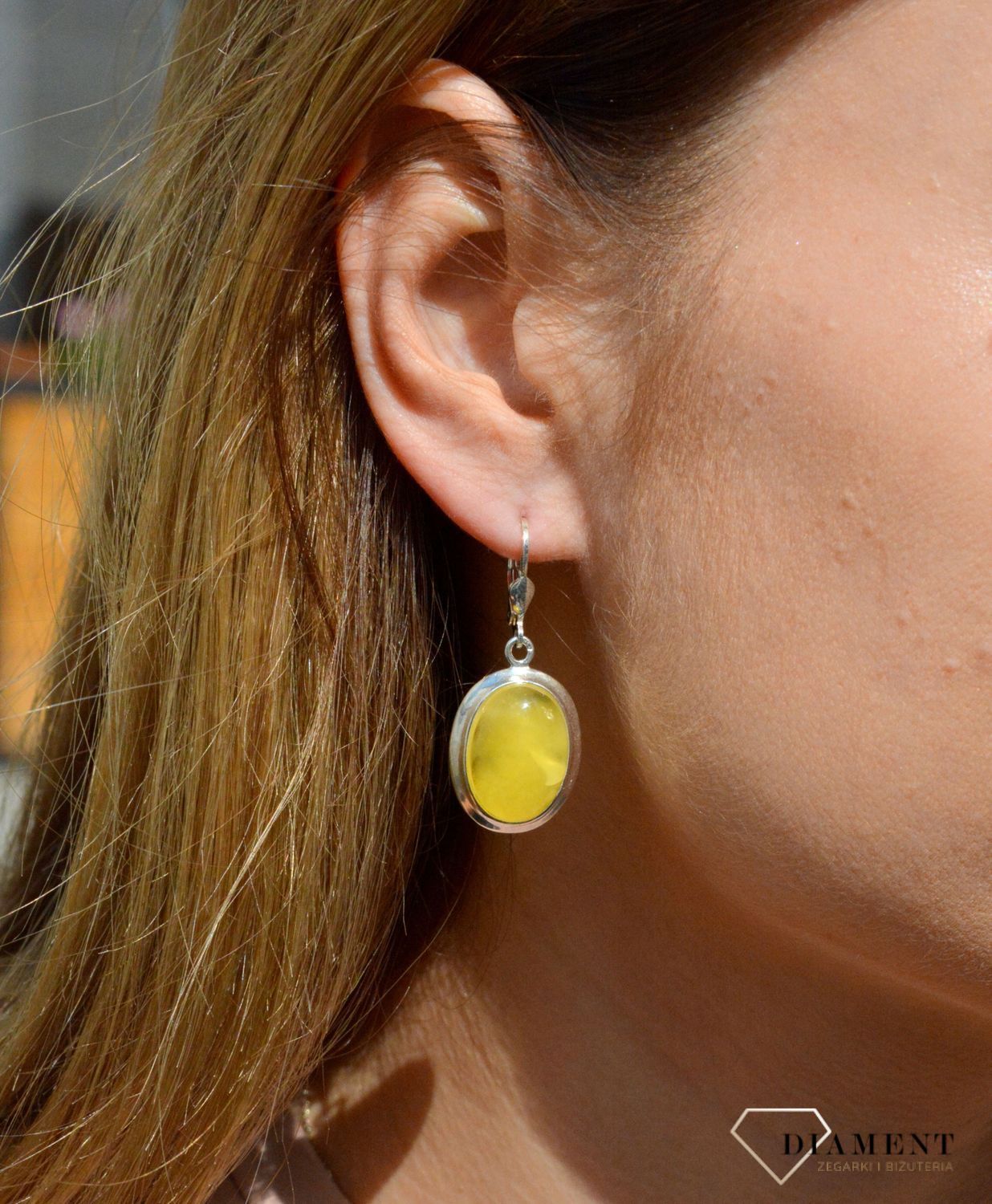 Kolczyki srebrne wiszące z żółtym bursztynem DIA-KLC-7107-925. Srebrne kolczyki z bursztynem to modelem bardzo ciekawy, ponieważ dzięki ciepłej kolorystyce pięknie podkreśla on urodę. Charakteryzują się stylem wiszącym i zawi.jpg