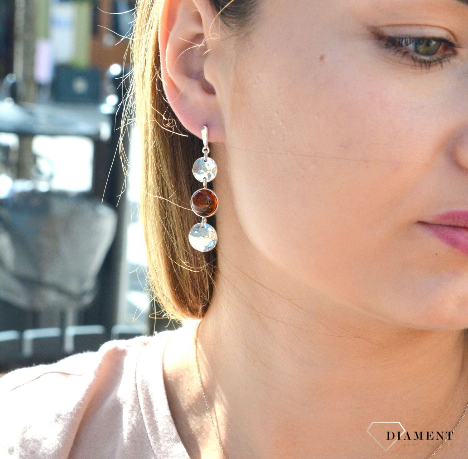 Kolczyki srebrne wiszące z bursztynem bałtyckim DIA-KLC-7110-925. Bursztyn to słoneczny klejnot, wyjątkowy, naturalny lubiący przybierać różne barwy, dzięki czemu biżuteria z bursztynami jest niezwykle interesująca i niepowtar.jpg