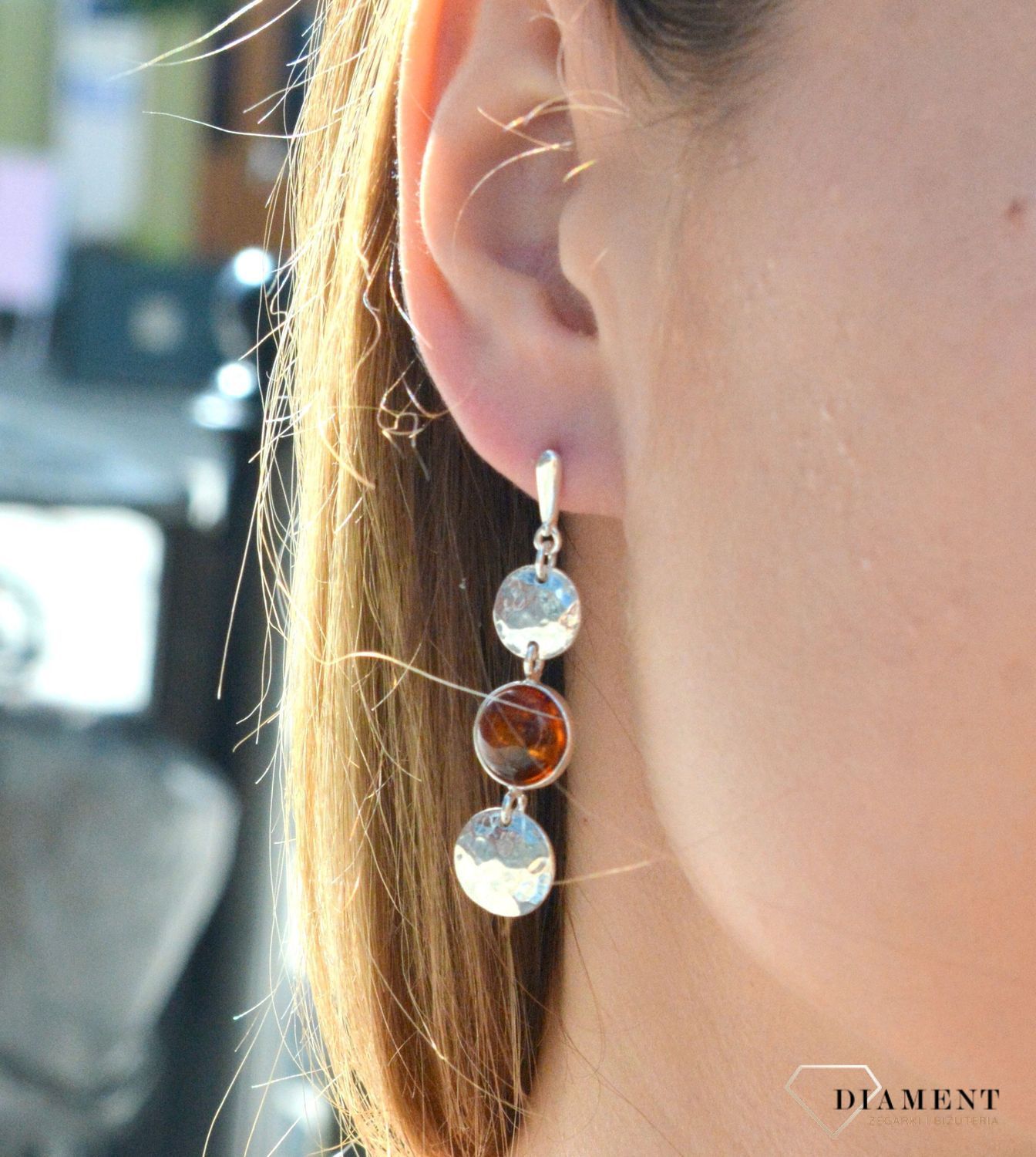Kolczyki srebrne wiszące z bursztynem bałtyckim DIA-KLC-7110-925. Bursztyn to słoneczny klejnot, wyjątkowy, naturalny lubiący przybierać różne barwy, dzięki czemu biżuteria z bursztynami jest niezwykle interesująca i niepowtar.jpg