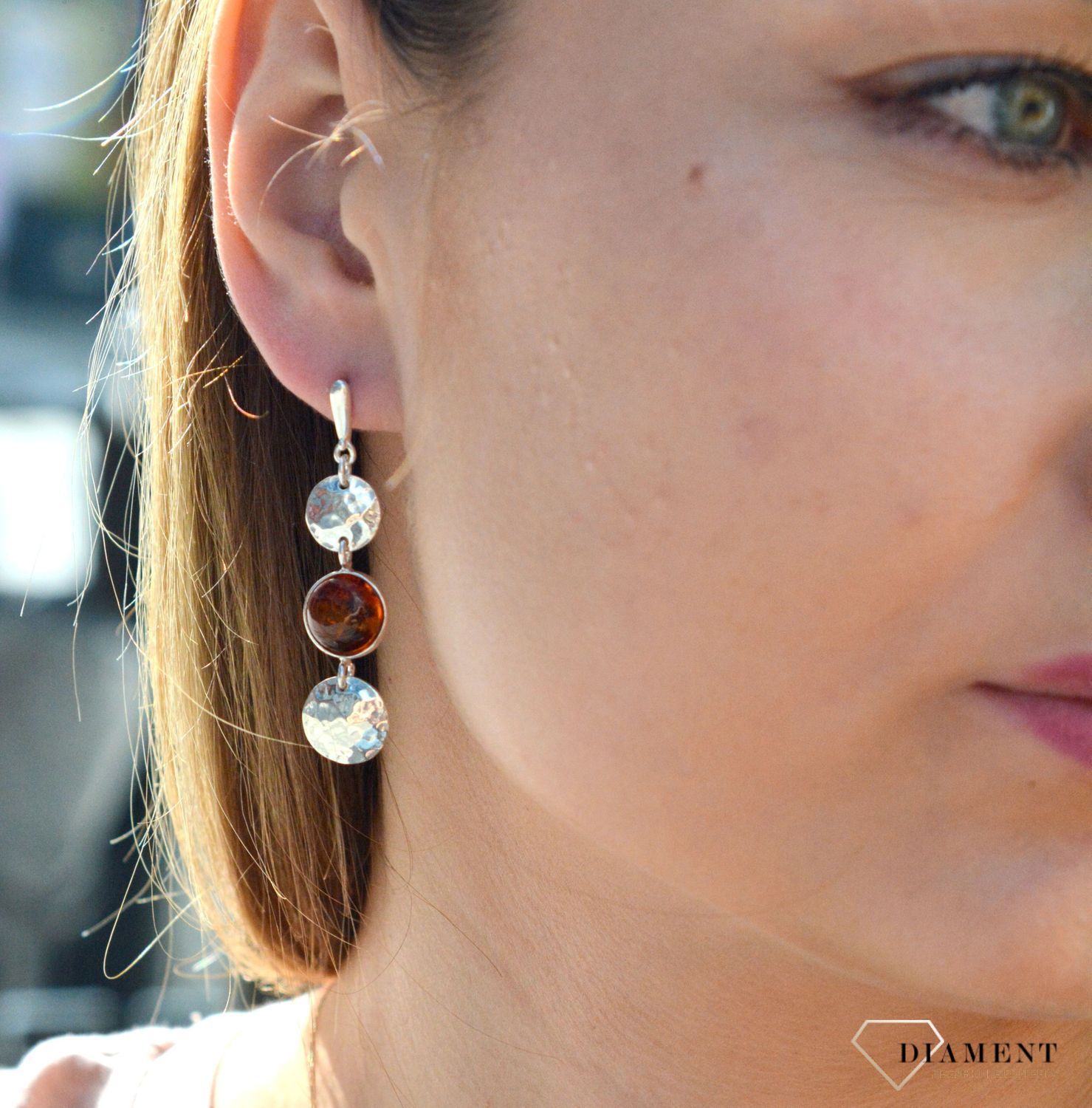 Kolczyki srebrne wiszące z bursztynem bałtyckim DIA-KLC-7110-925. Bursztyn to słoneczny klejnot, wyjątkowy, naturalny lubiący przybierać różne barwy, dzięki czemu biżuteria z bursztynami jest niezwykle interesująca i niepowtar.jpg