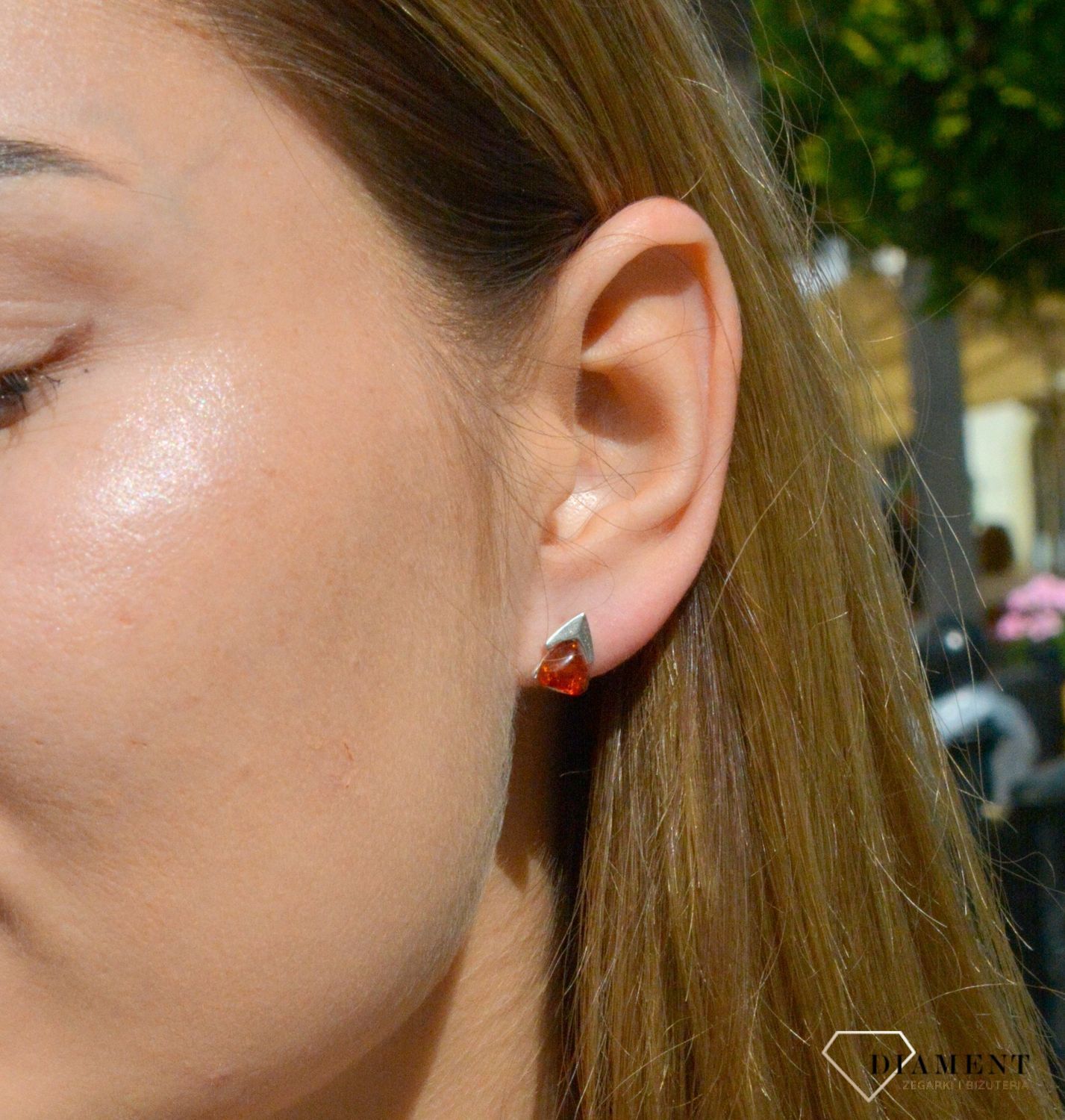 Kolczyki srebrne wkrętki 'Bursztynowy trójkąt DIA-KLC-7111-925. Kolczyki wkrętki srebrne. Kolczyki srebrne na sztyft. Bursztyn bałtycki. Kolczyki srebrne z bursztynem. Kolczyki srebrne idealne na prezent..jpg